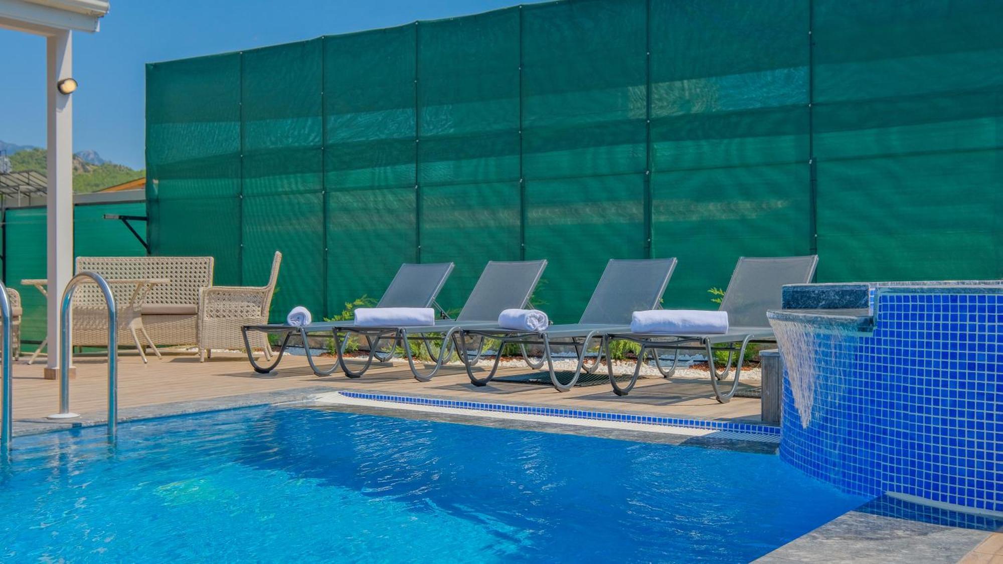 Villa Esmeralda, Jakuzili Cocuk Havuzlu Lueks *