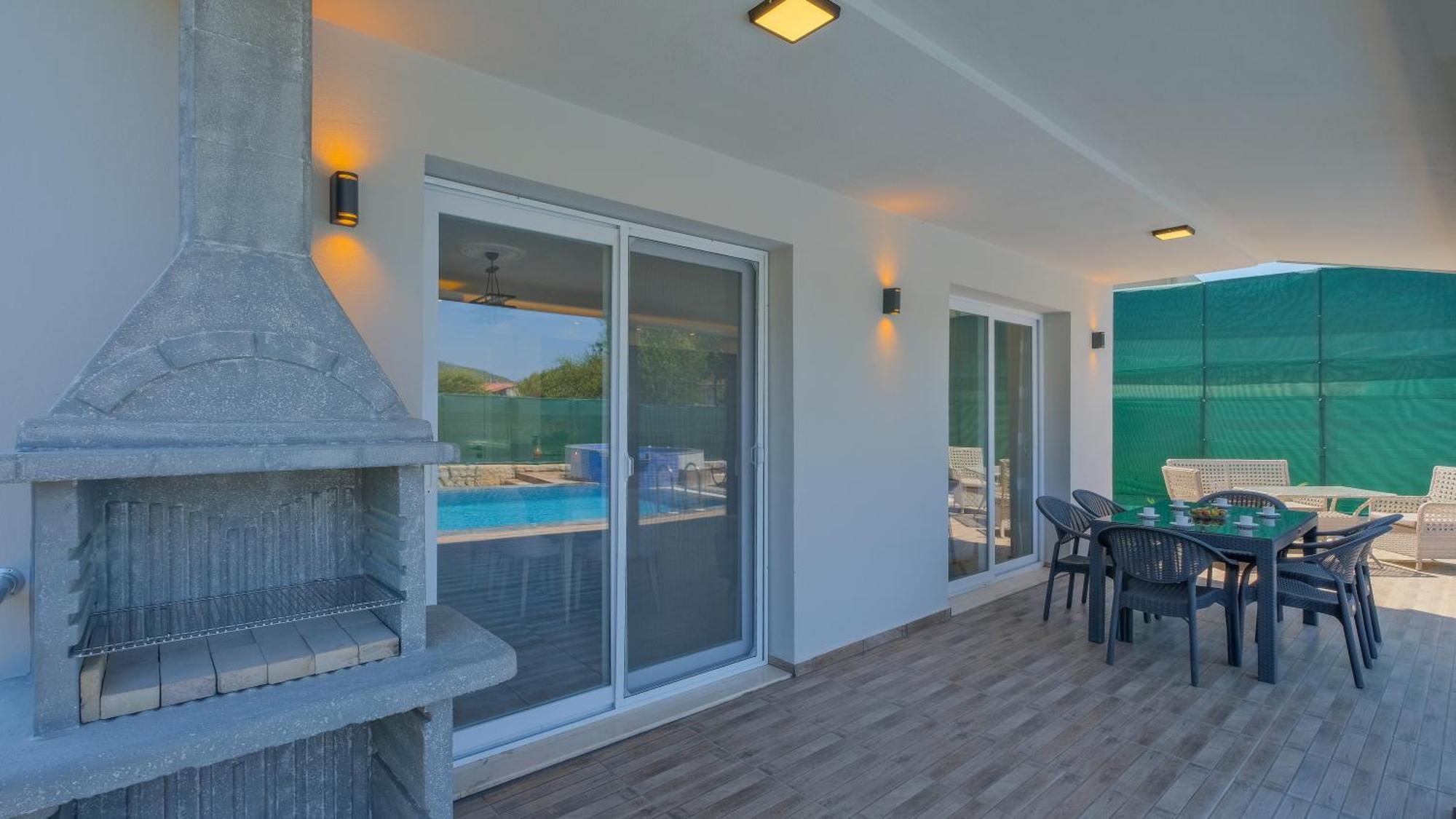 Esmeralda, Jakuzili Cocuk Havuzlu Lueks Villa *