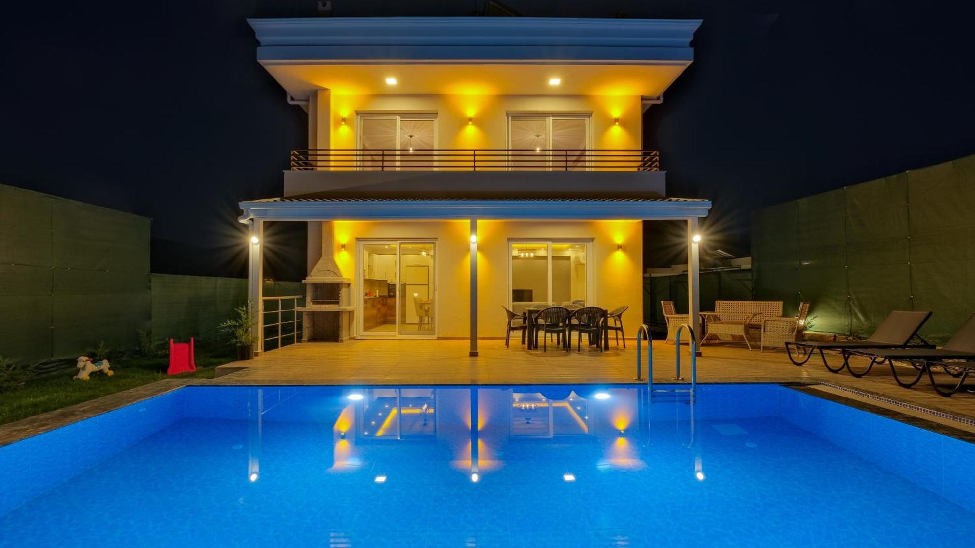 Villa Esmeralda, Jakuzili Cocuk Havuzlu Lueks *