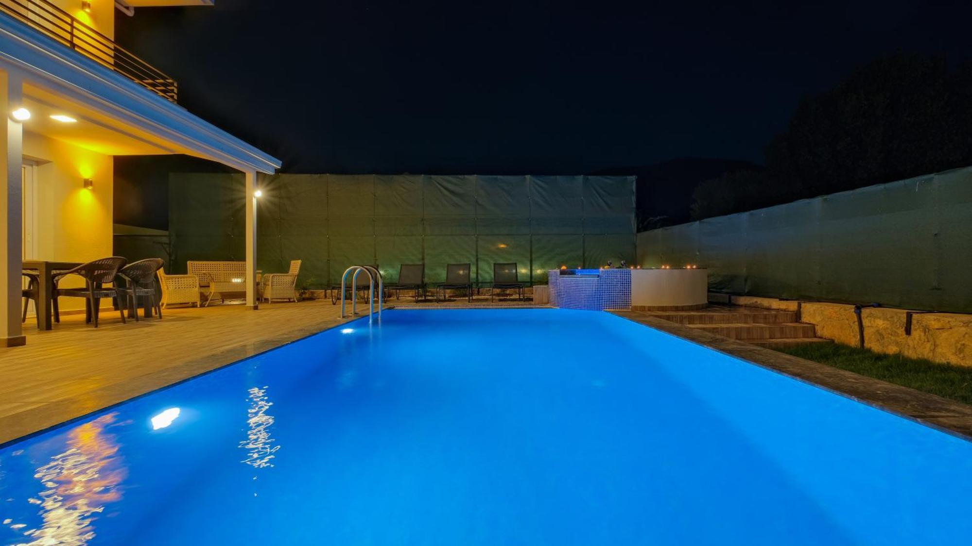 Esmeralda, Jakuzili Cocuk Havuzlu Lueks Villa Fethiye