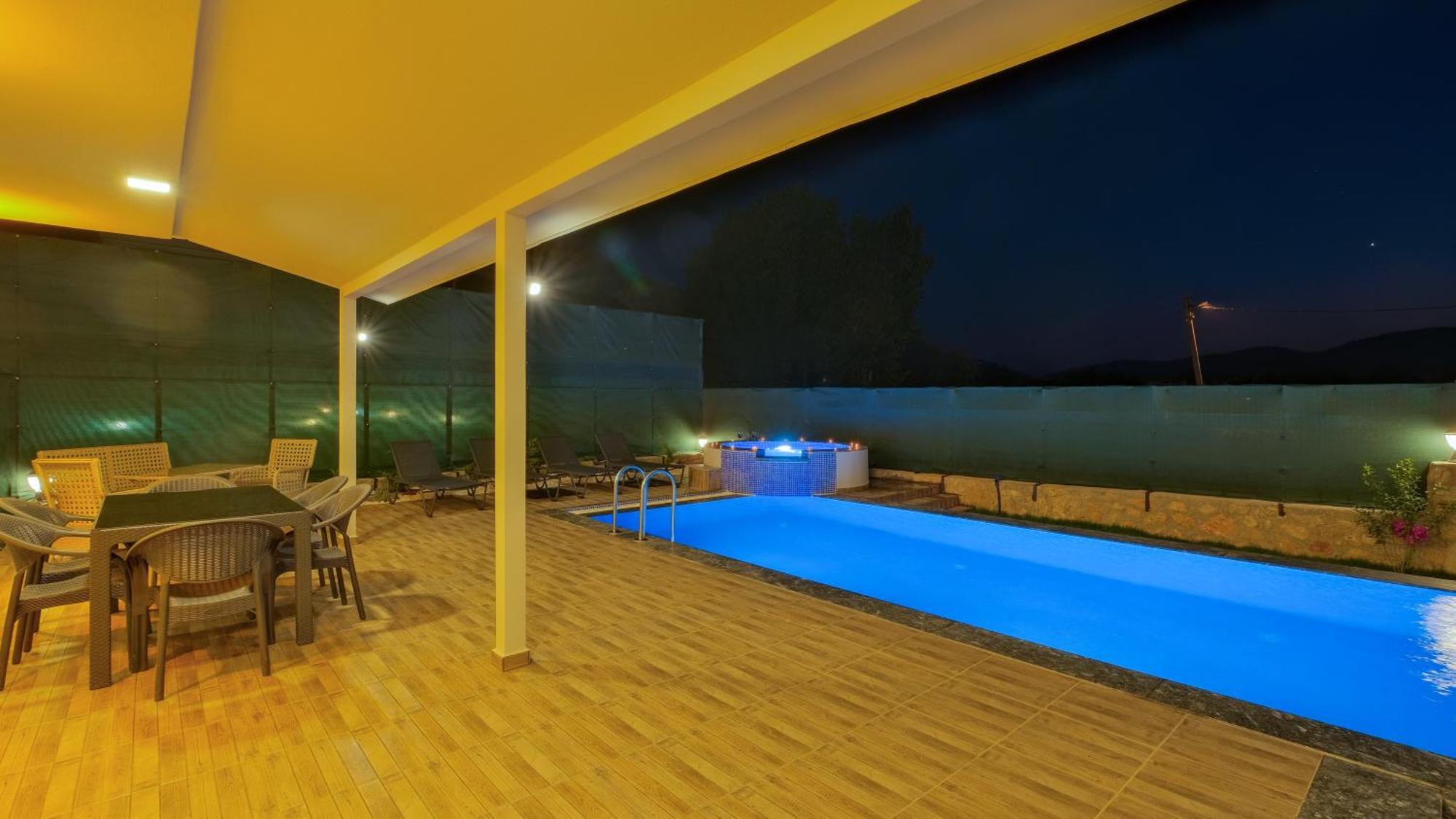 Esmeralda, Jakuzili Cocuk Havuzlu Lueks Villa *