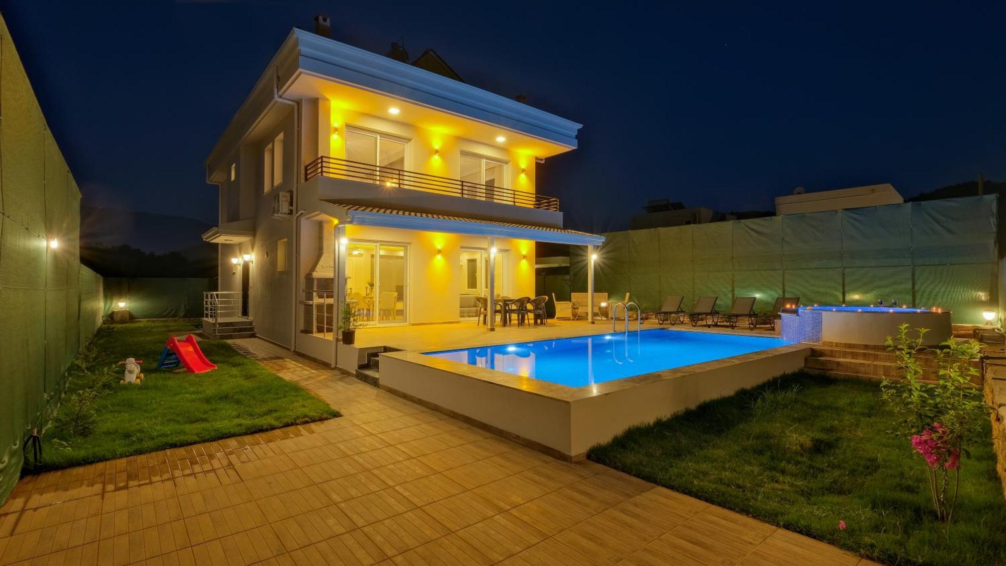 Esmeralda, Jakuzili Cocuk Havuzlu Lueks Villa *