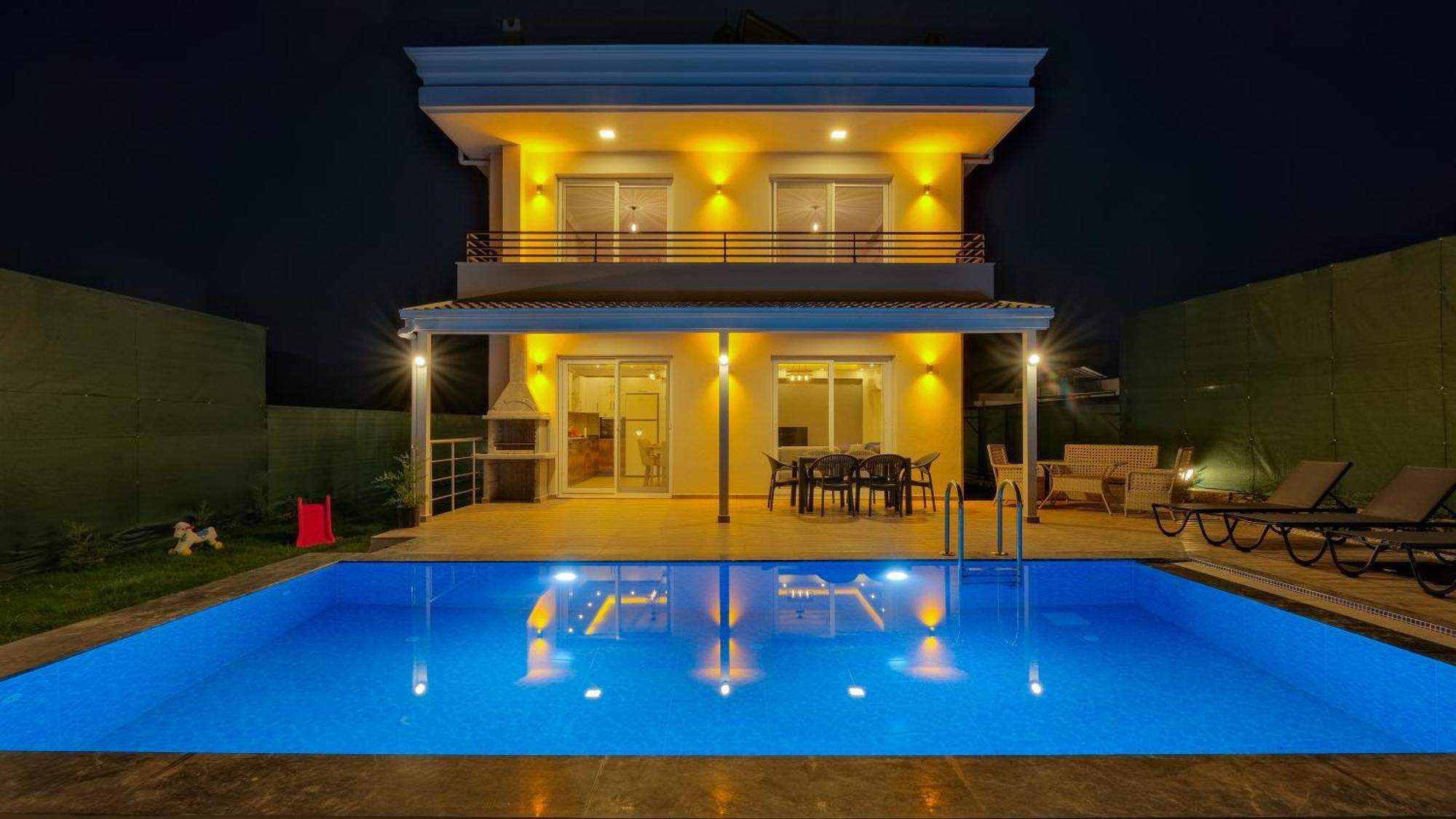 Esmeralda, Jakuzili Cocuk Havuzlu Lueks Villa