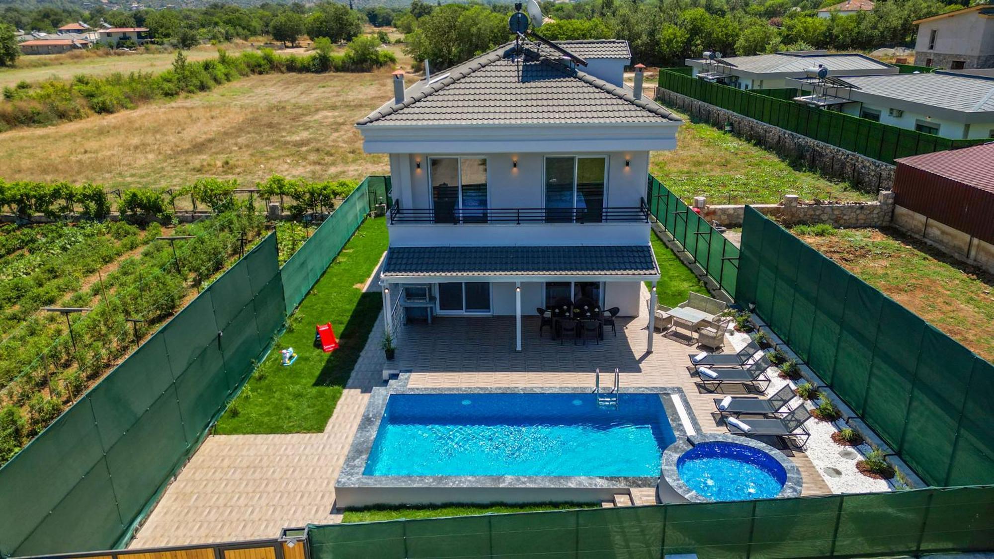 Esmeralda, Jakuzili Cocuk Havuzlu Lueks Villa Fethiye