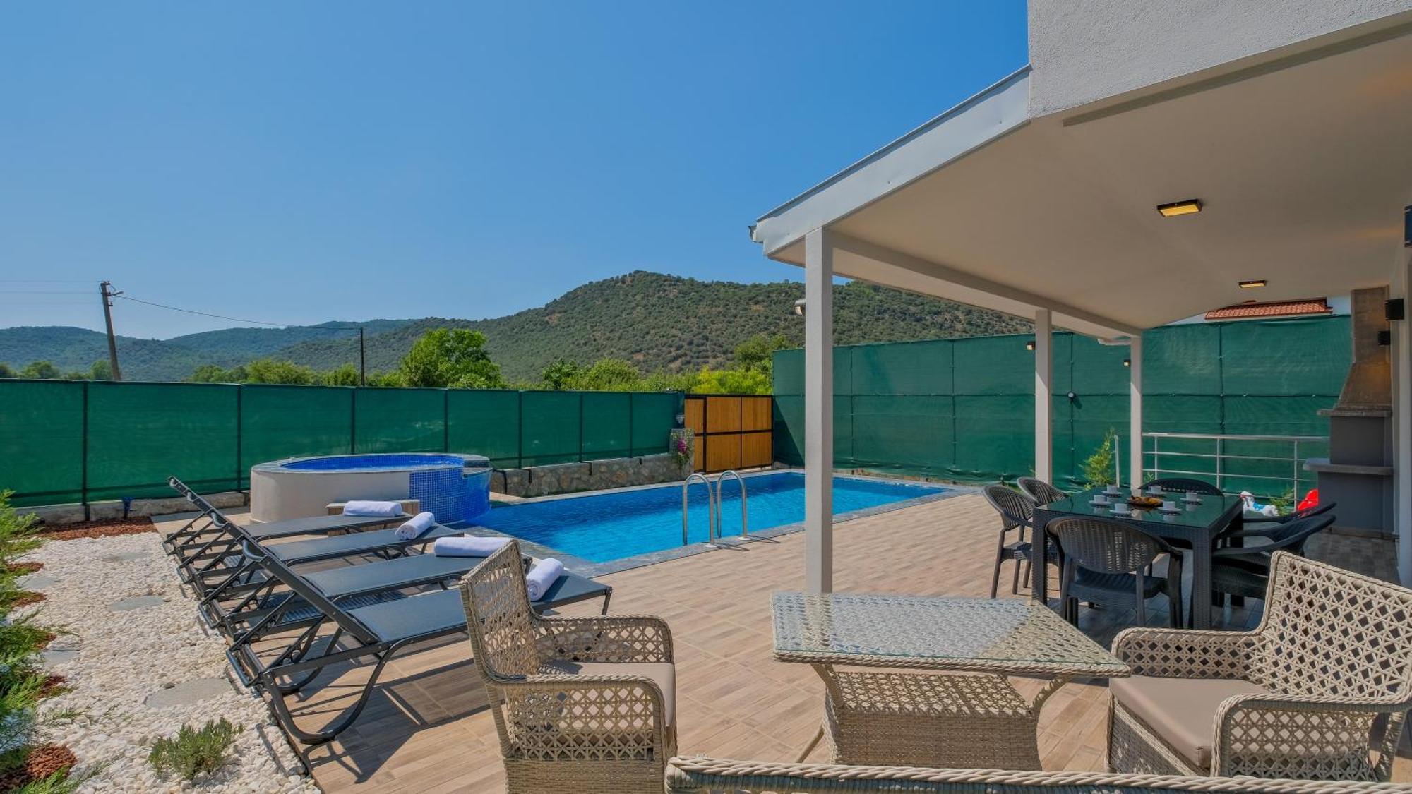 Esmeralda, Jakuzili Cocuk Havuzlu Lueks Villa Fethiye