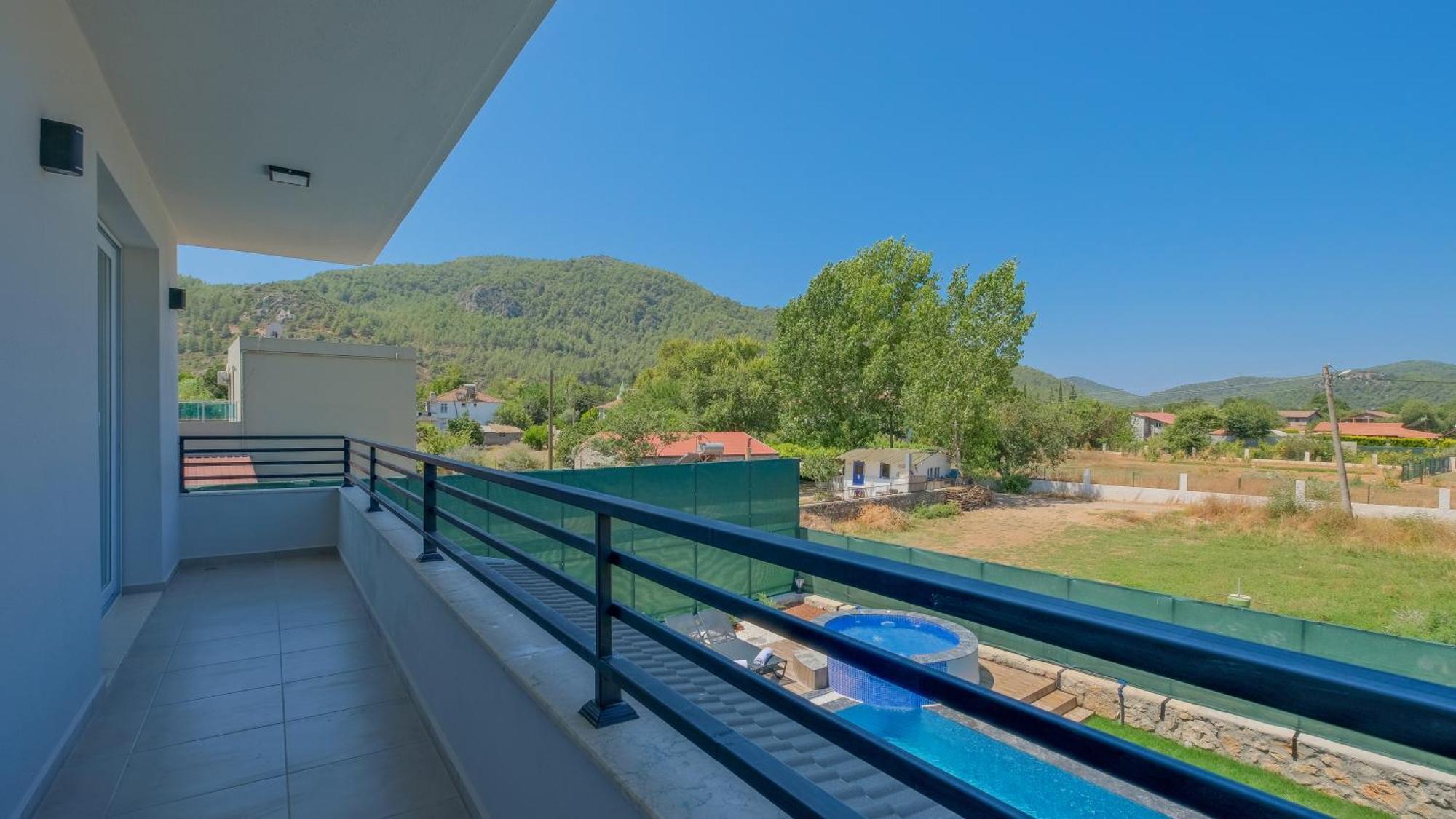 Esmeralda, Jakuzili Cocuk Havuzlu Lueks Villa