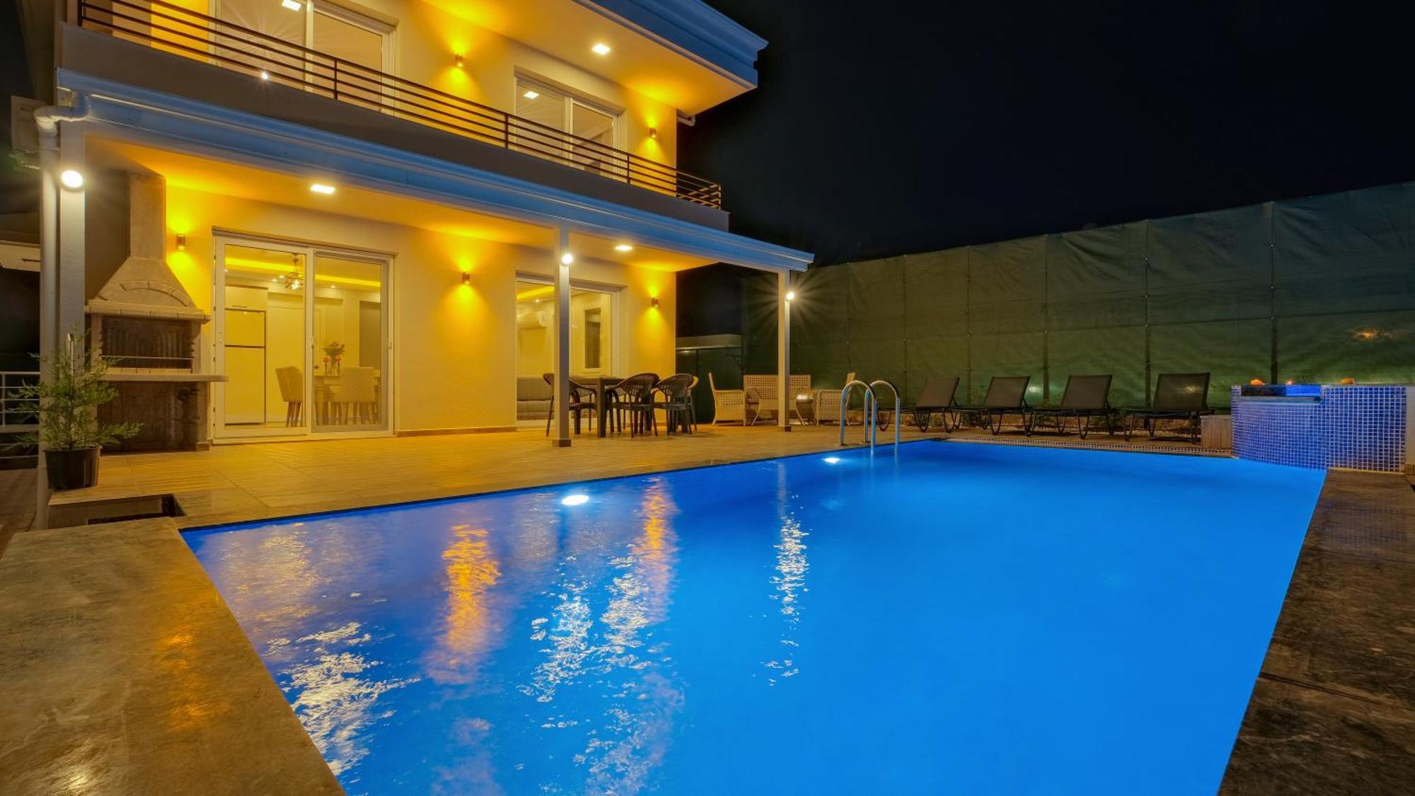 Esmeralda, Jakuzili Cocuk Havuzlu Lueks Villa *