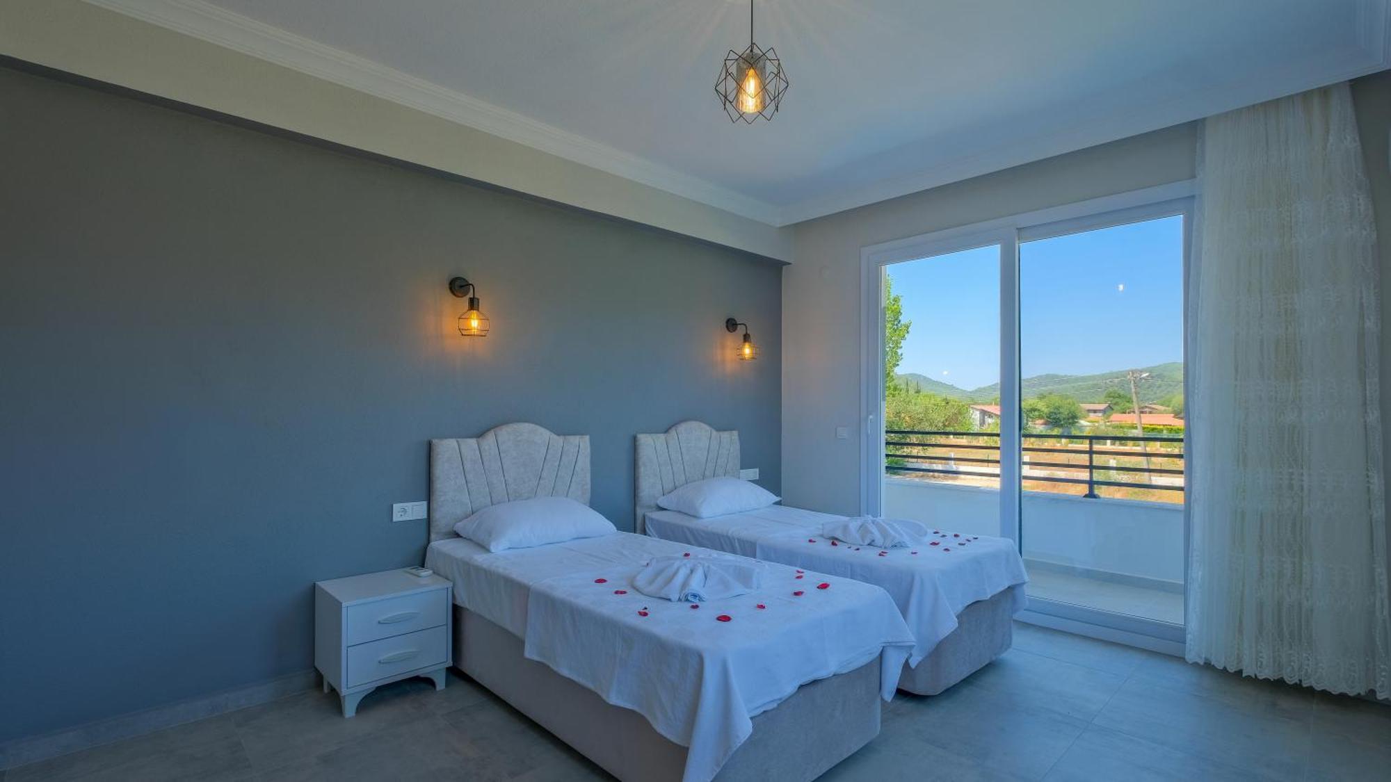 Esmeralda, Jakuzili Cocuk Havuzlu Lueks Villa