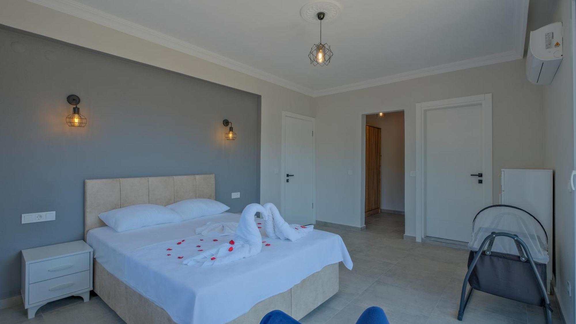 Esmeralda, Jakuzili Cocuk Havuzlu Lueks Villa