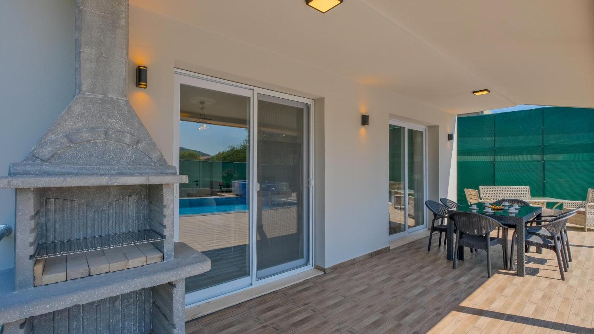 Esmeralda, Jakuzili Cocuk Havuzlu Lueks Villa *