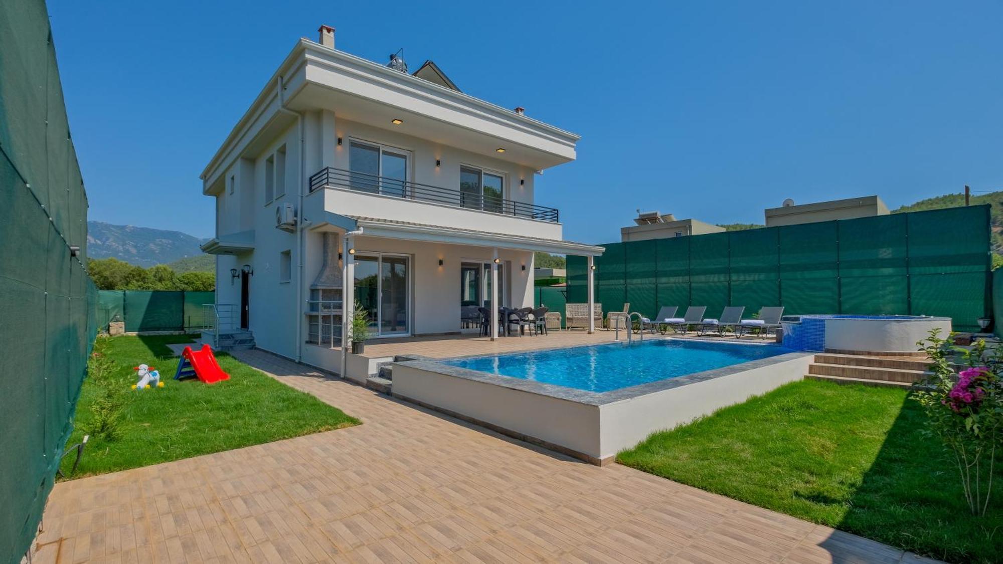 Villa Esmeralda, Jakuzili Cocuk Havuzlu Lueks *