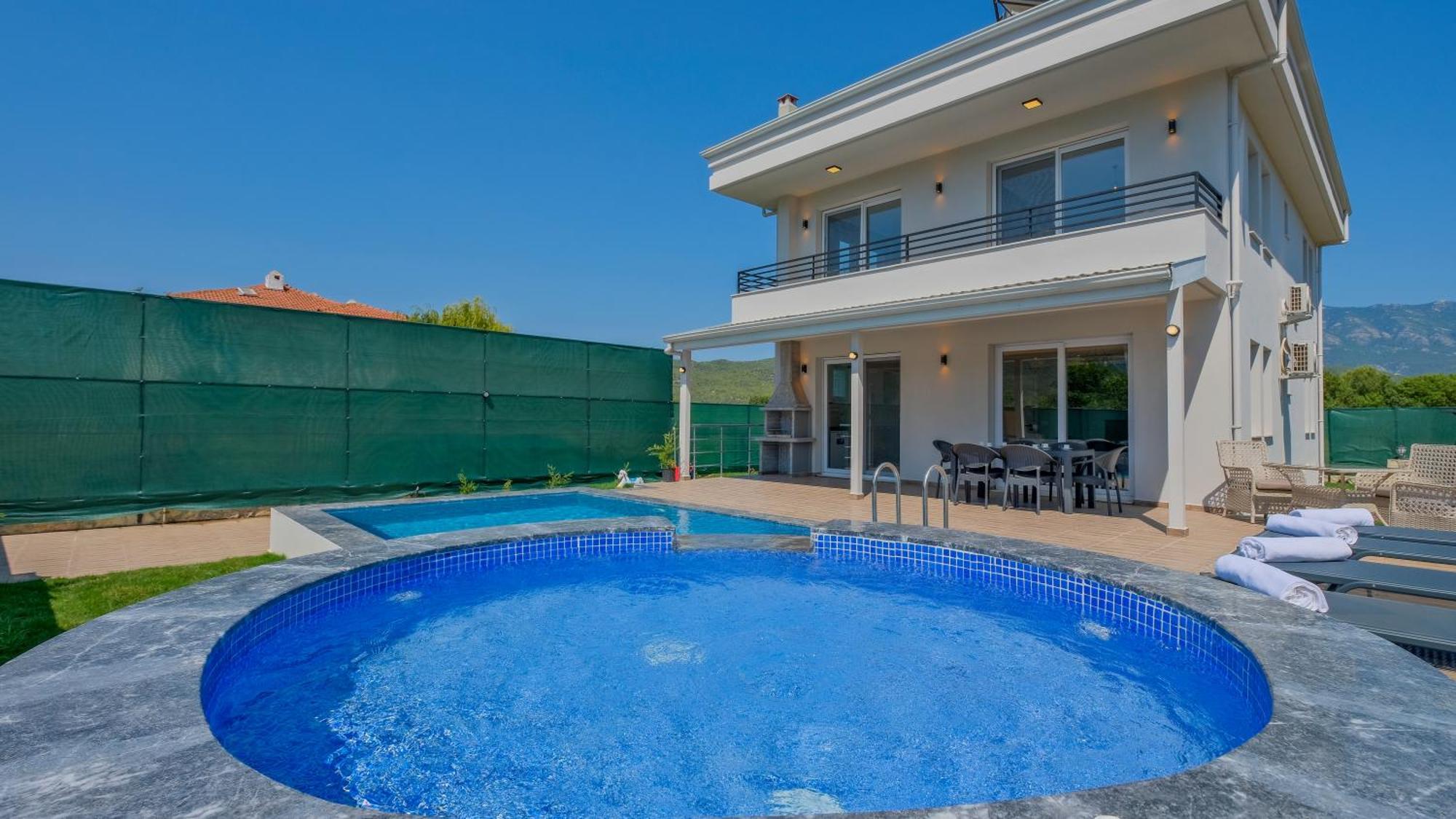 Esmeralda, Jakuzili Cocuk Havuzlu Lueks Villa *