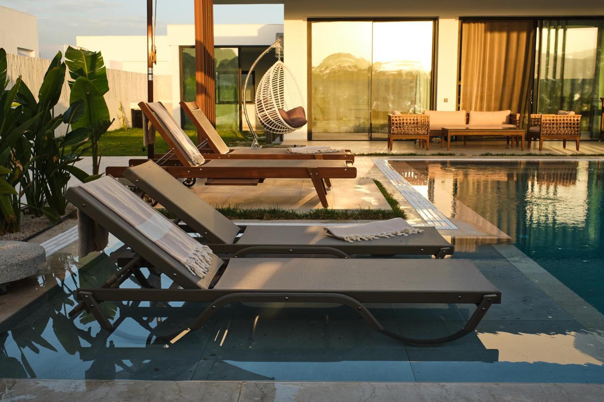 Ashta / Minimal Villa