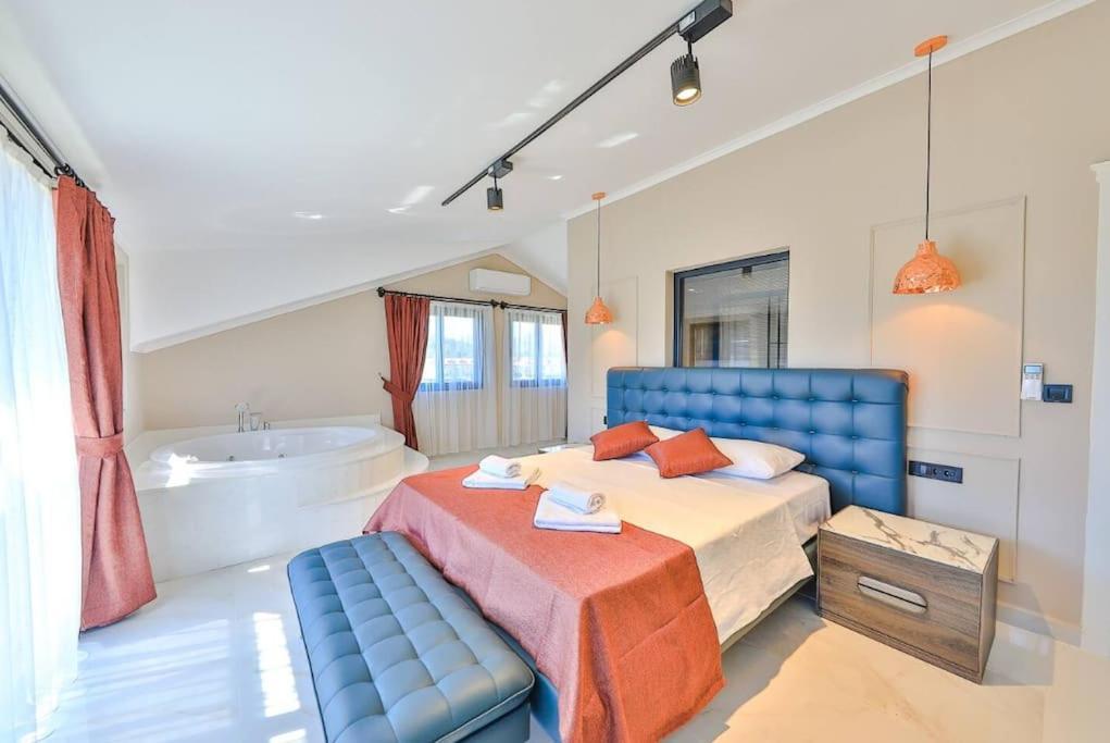 Isitmali Kapali Havuzlu Fresco Villa