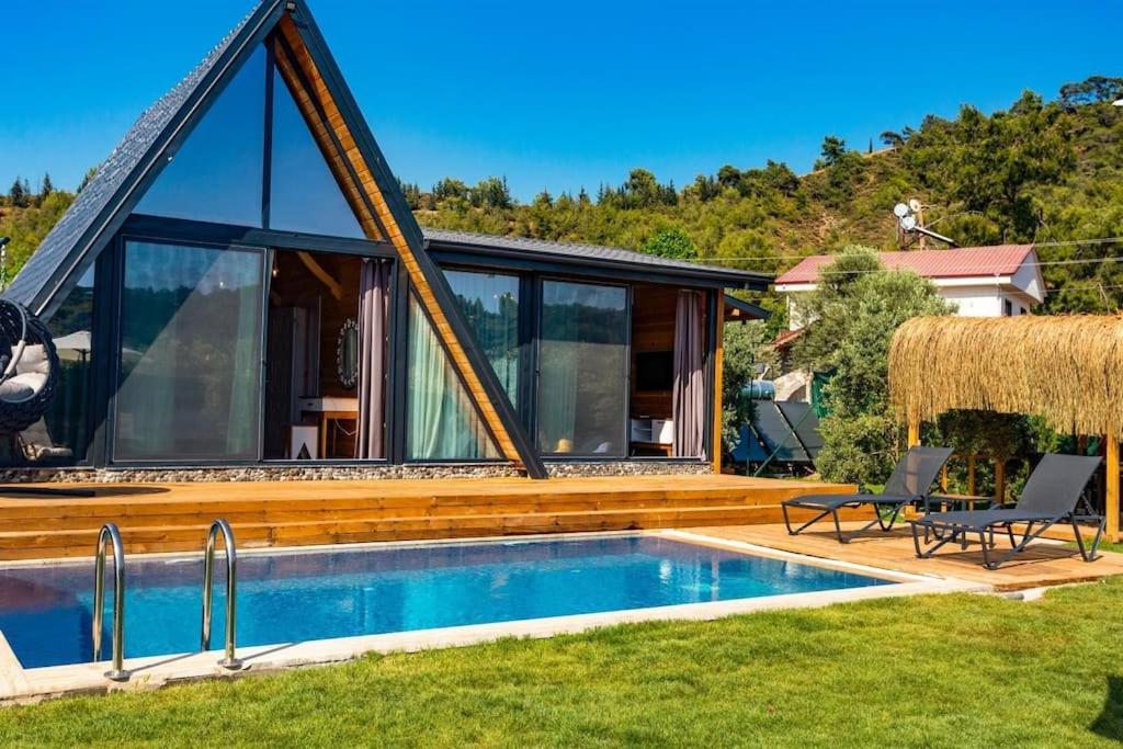 Zeytin Havuzlu Jakuzili Villa