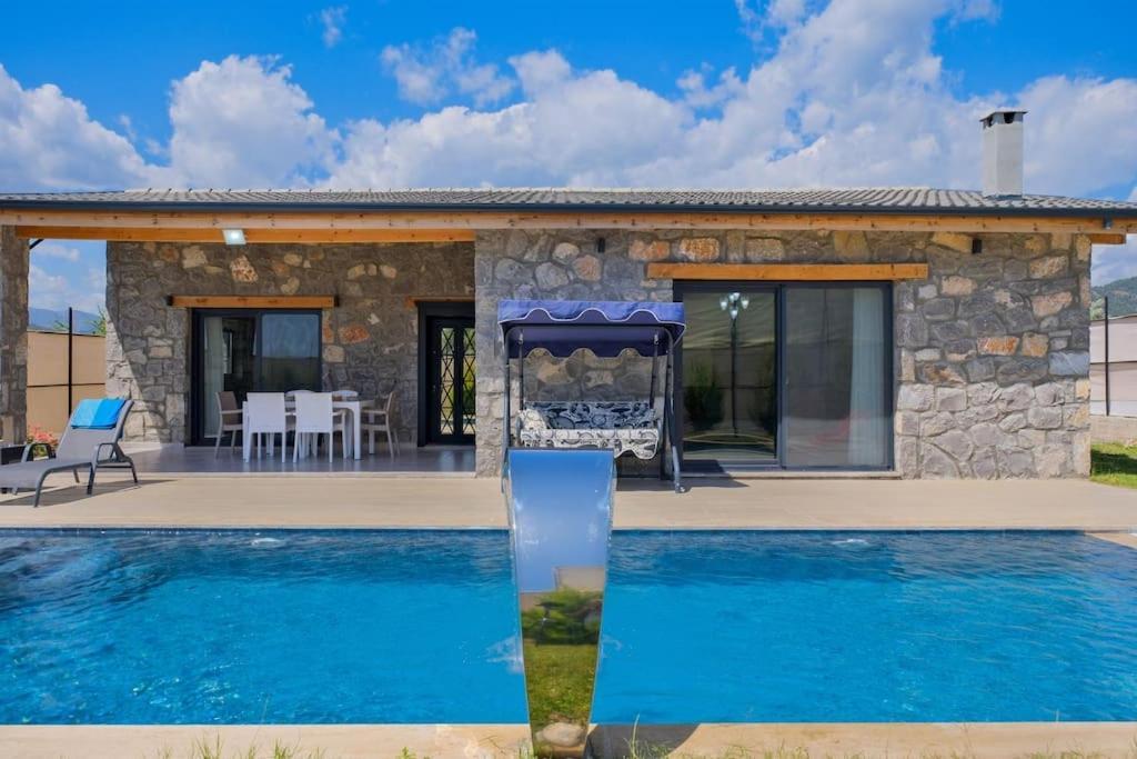 Tas Villa *