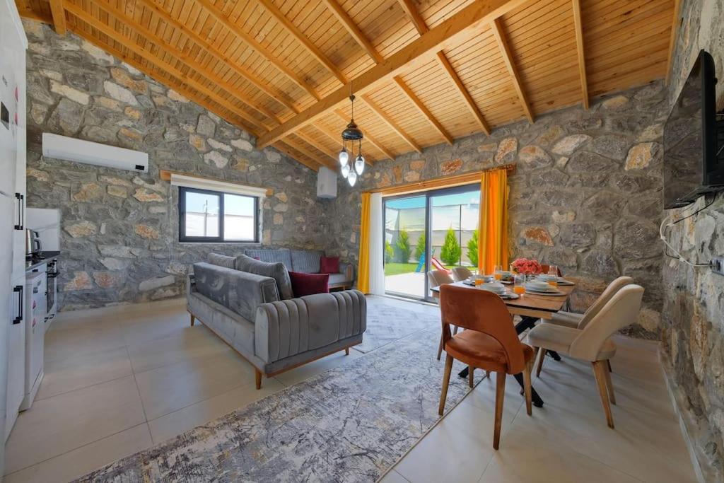 Tas Villa *