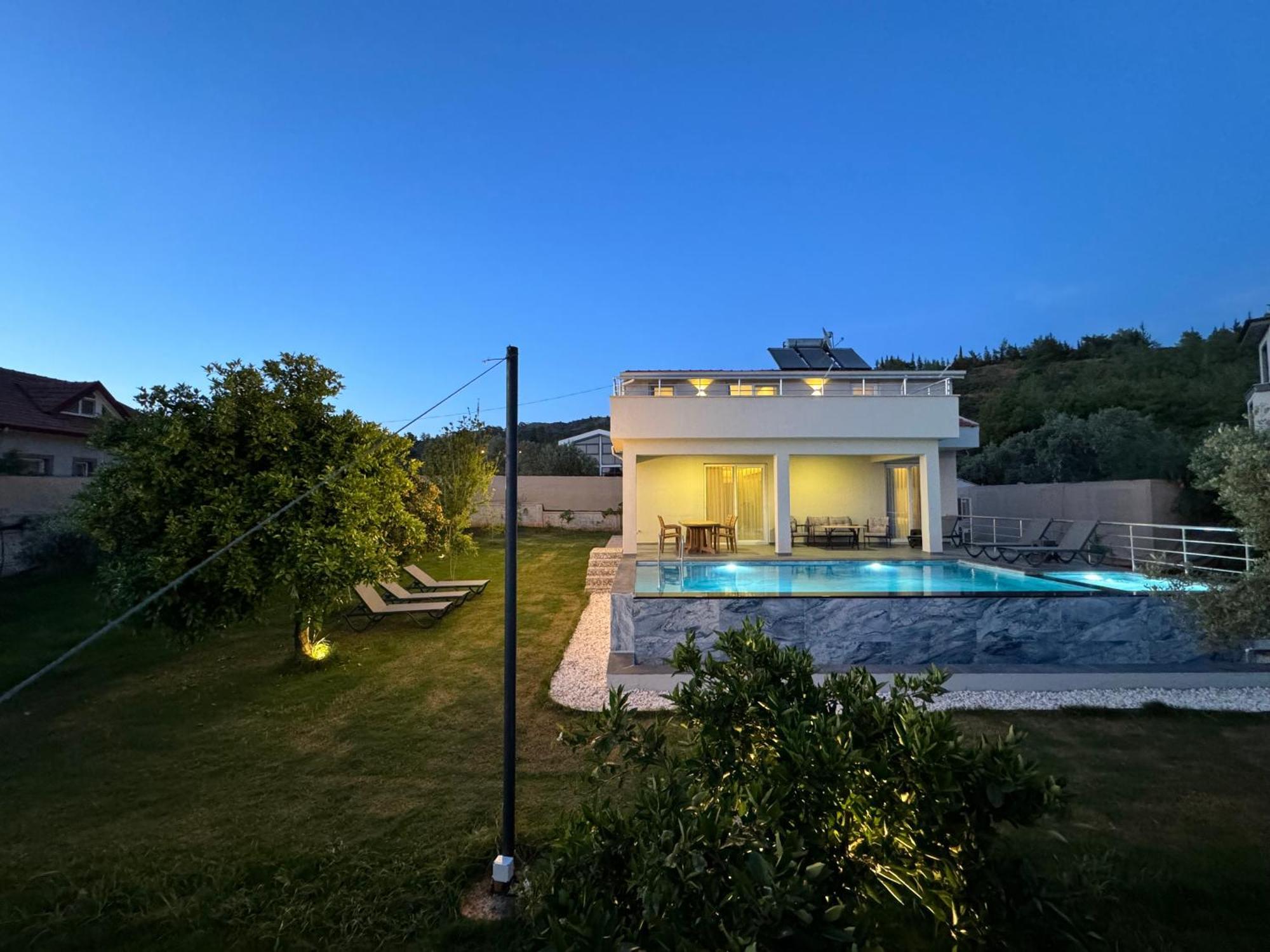 Ultra Genis Bahceli Jakuzili Villa *