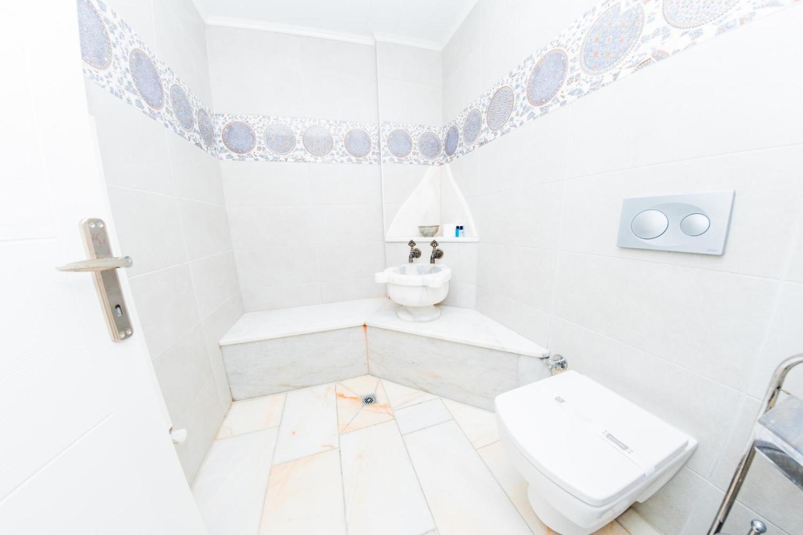Villa Defne, Walking Distance To Beach, 4 Bedroom, Fully Private Pool Area Fethiye