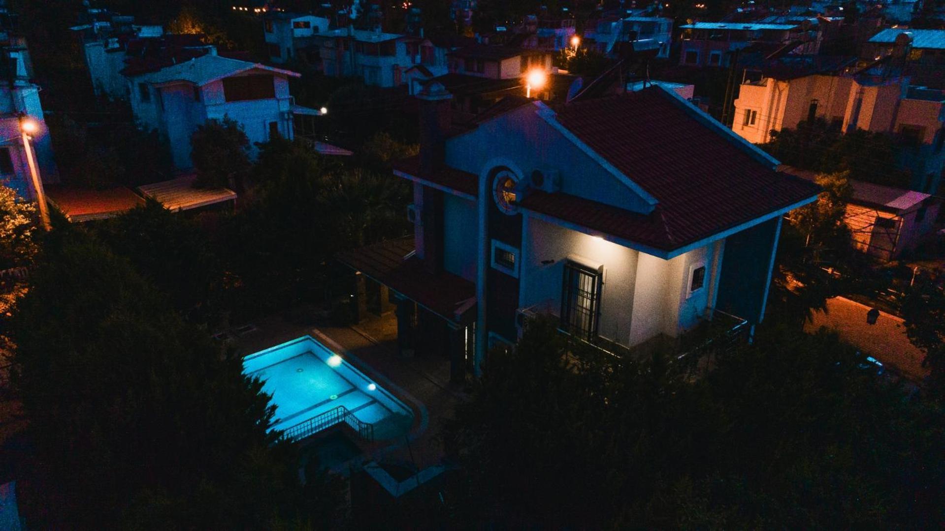 Villa Defne, Walking Distance To Beach, 4 Bedroom, Fully Private Pool Area *
