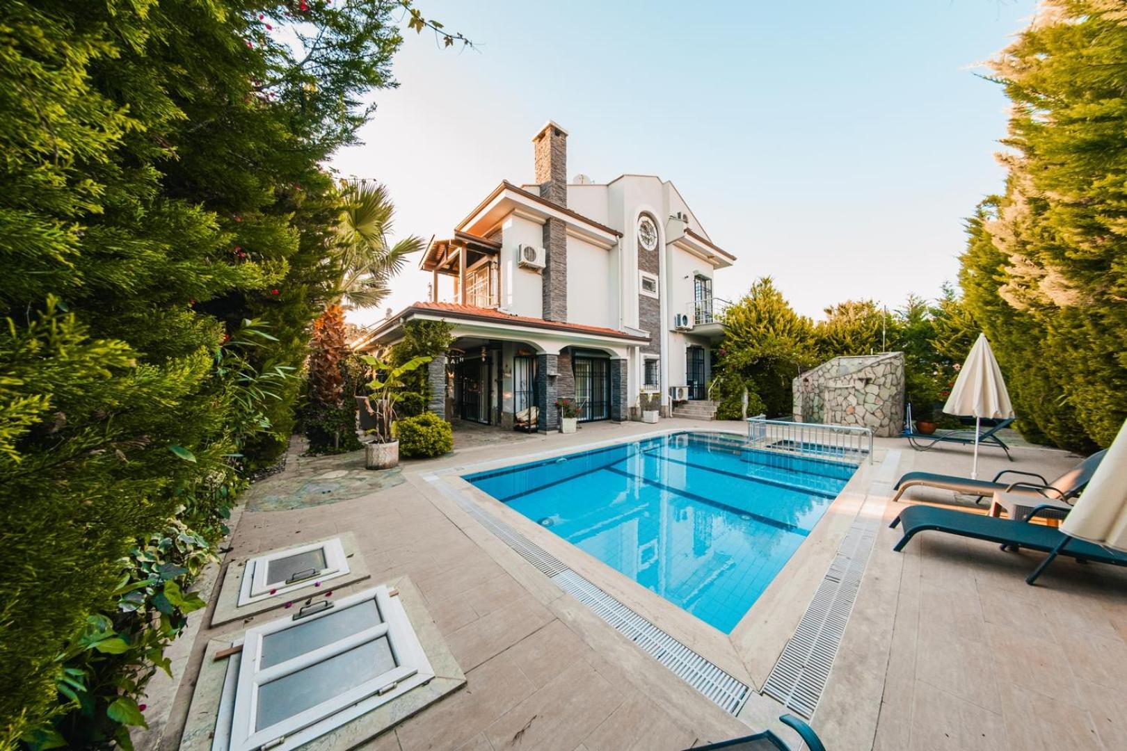 Villa Defne, Walking Distance To Beach, 4 Bedroom, Fully Private Pool Area Fethiye