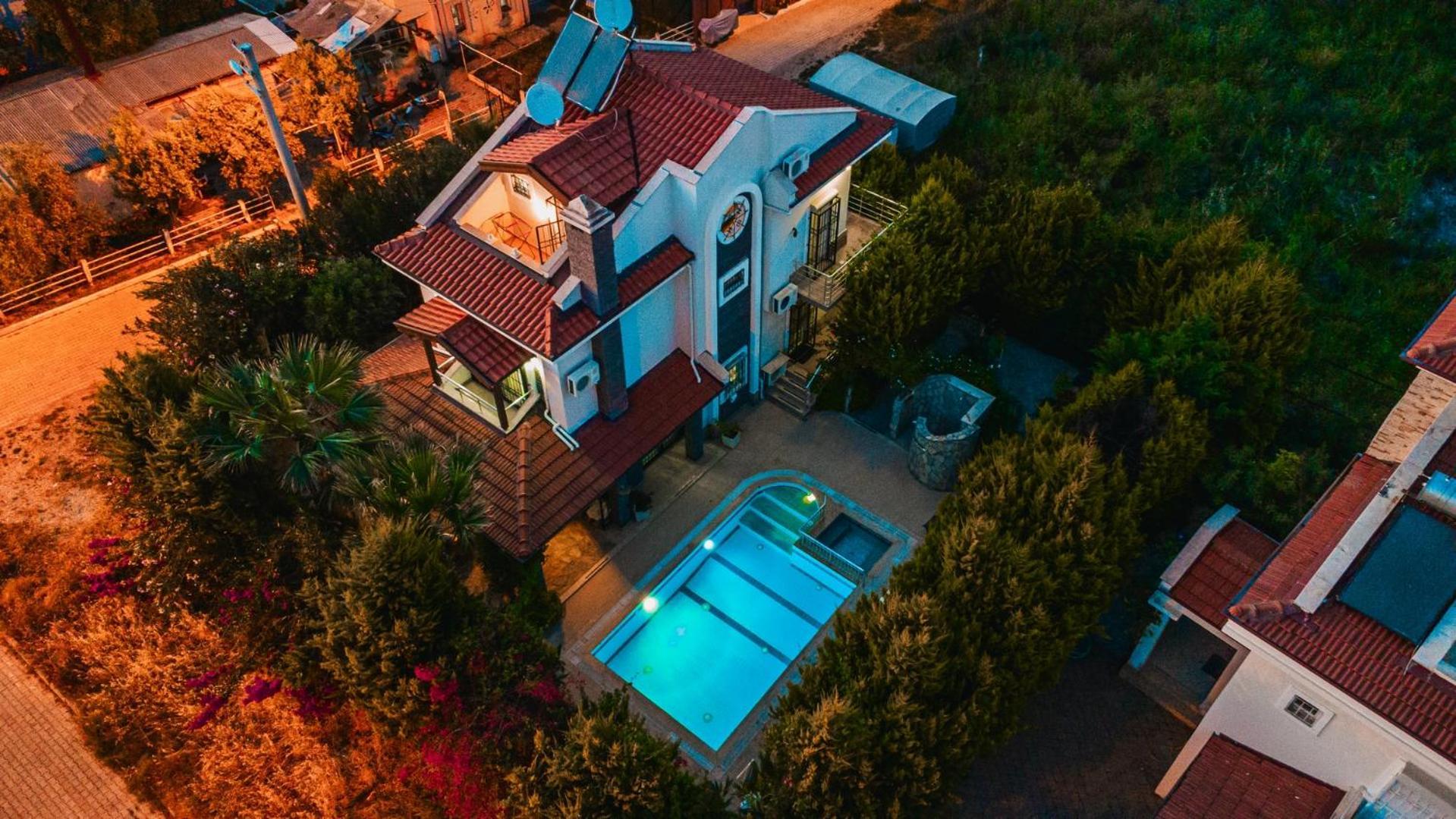 Villa Defne, Walking Distance To Beach, 4 Bedroom, Fully Private Pool Area Fethiye