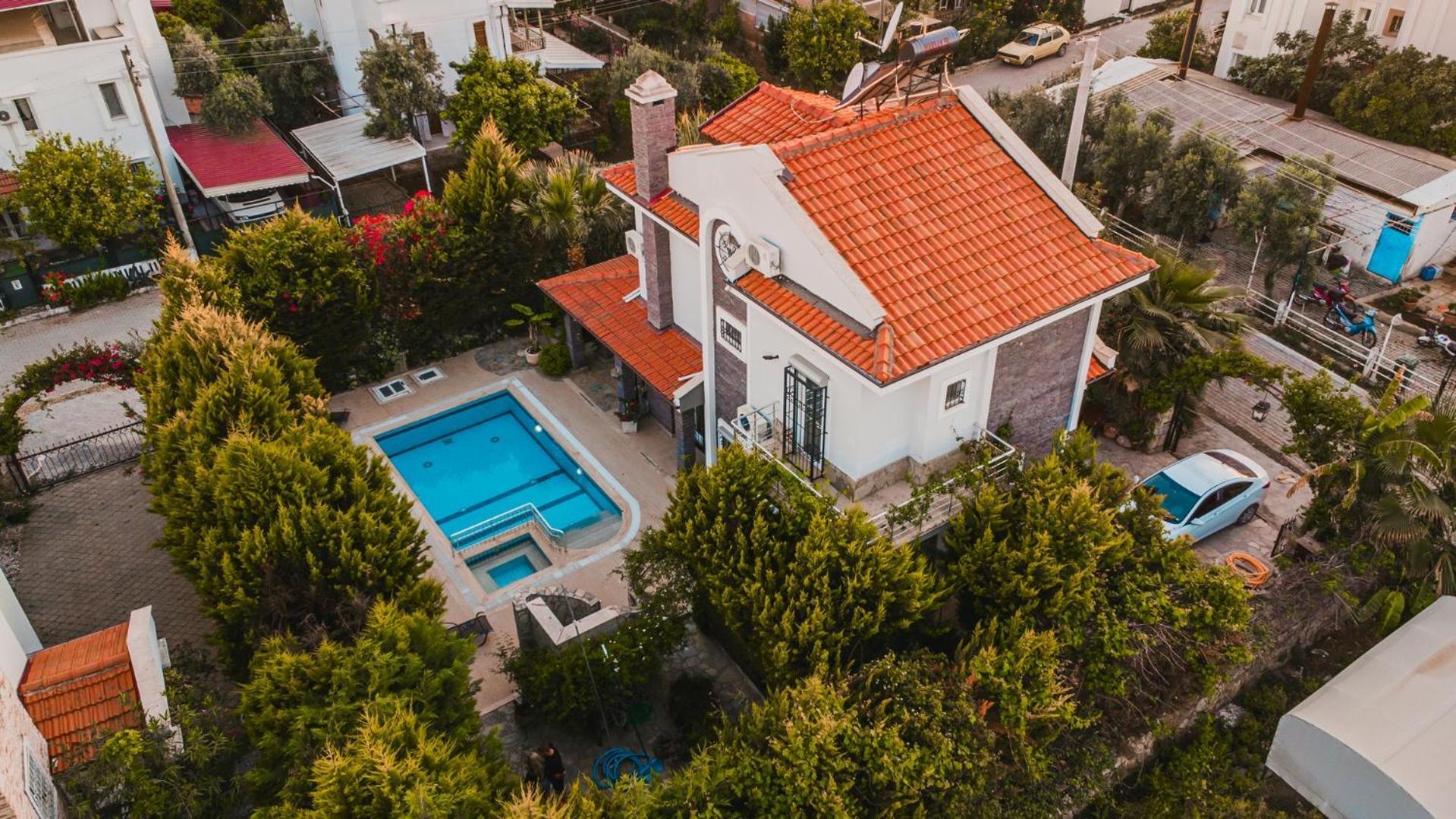 Villa Defne, Walking Distance To Beach, 4 Bedroom, Fully Private Pool Area Fethiye