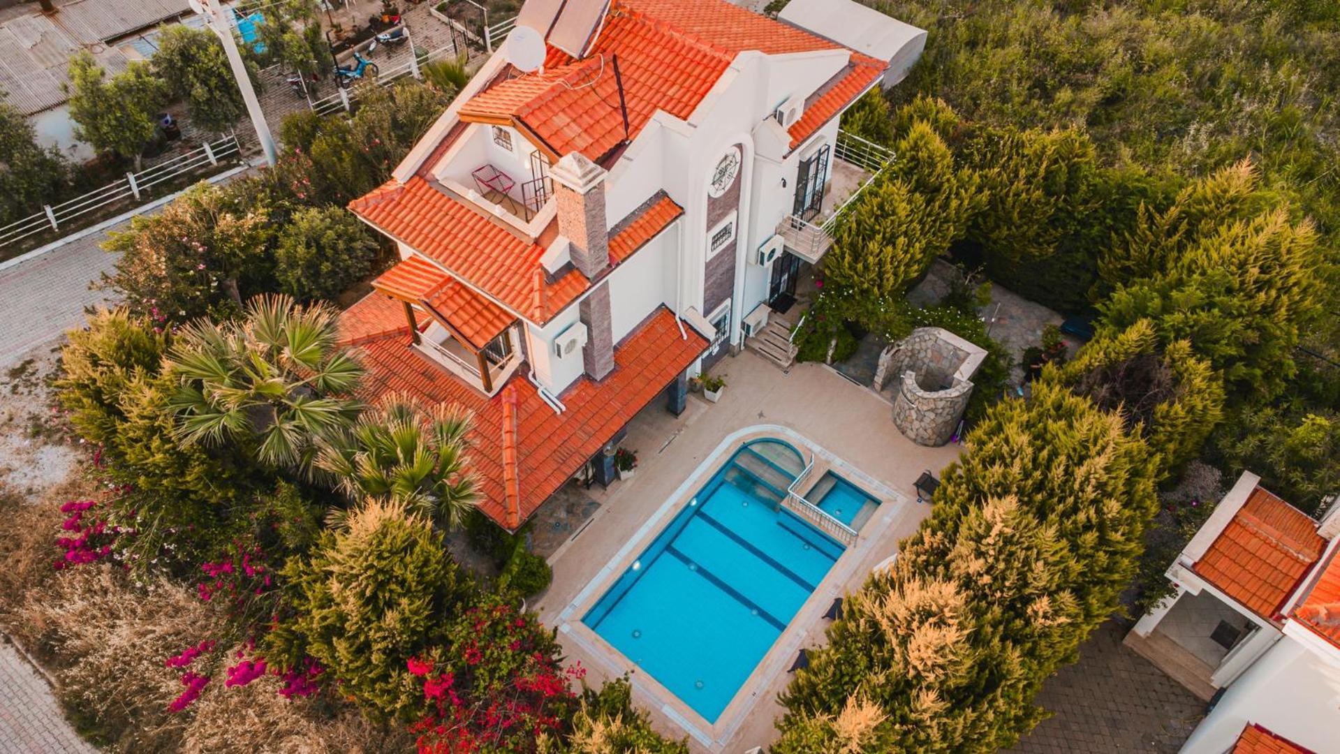 Villa Defne, Walking Distance To Beach, 4 Bedroom, Fully Private Pool Area Fethiye