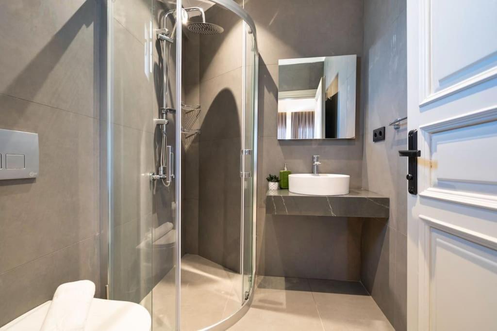 Havuzlu Korunakli Oezel Villa