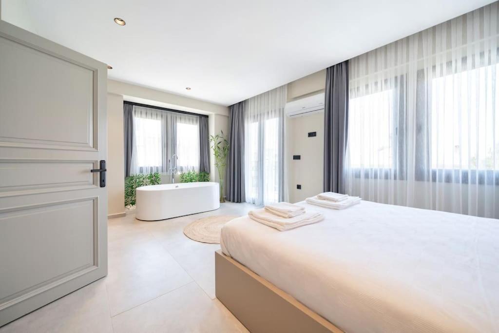 Havuzlu Korunakli Oezel Villa *