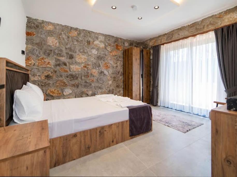 Villa Rose Stone *