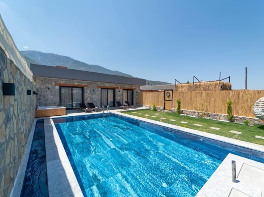 Villa Rose Stone