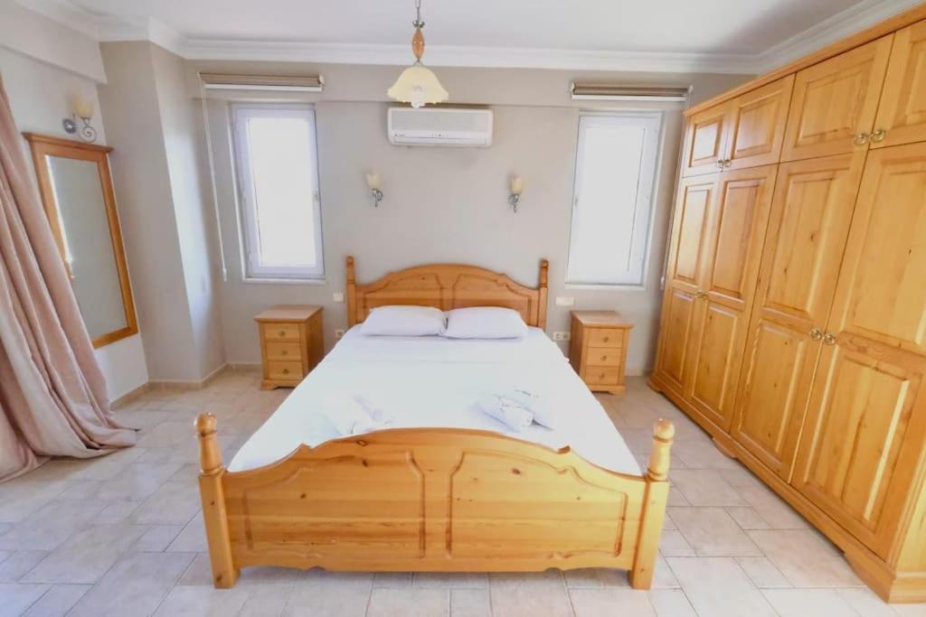 Muestakil Oezel Havuzlu Villa Fethiye
