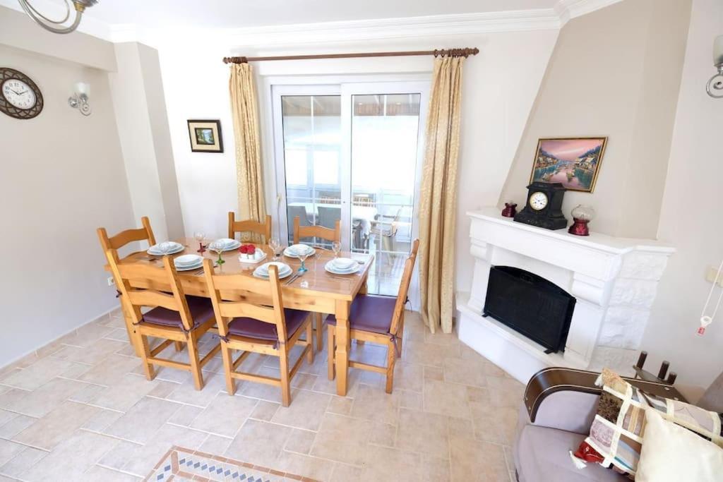 Muestakil Oezel Havuzlu Villa