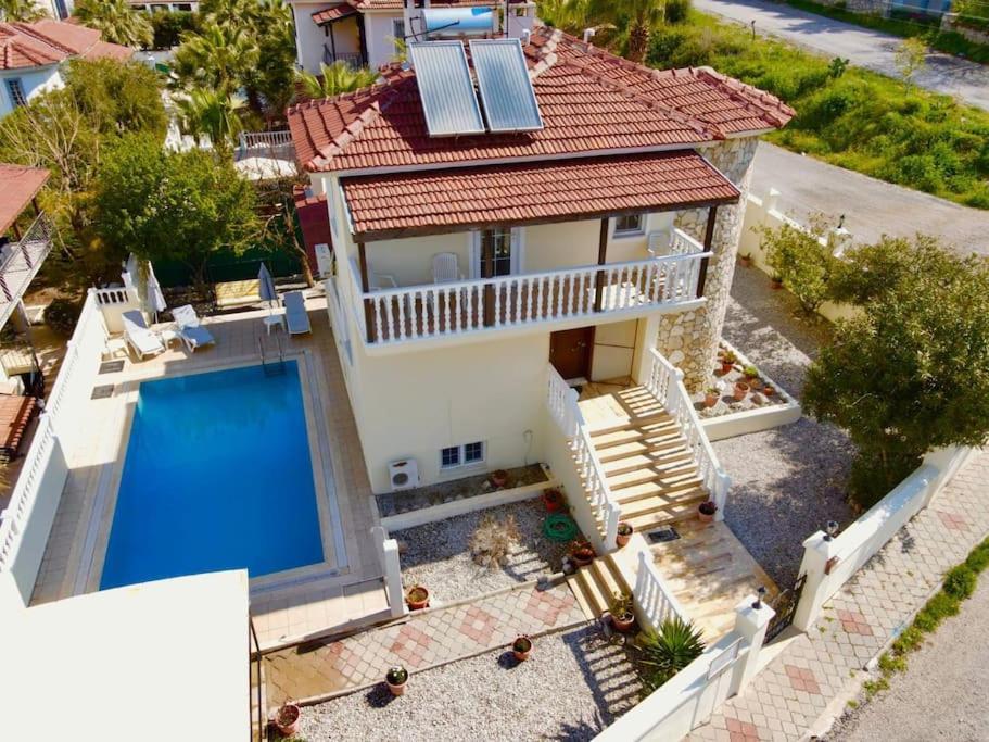 Muestakil Oezel Havuzlu Villa *