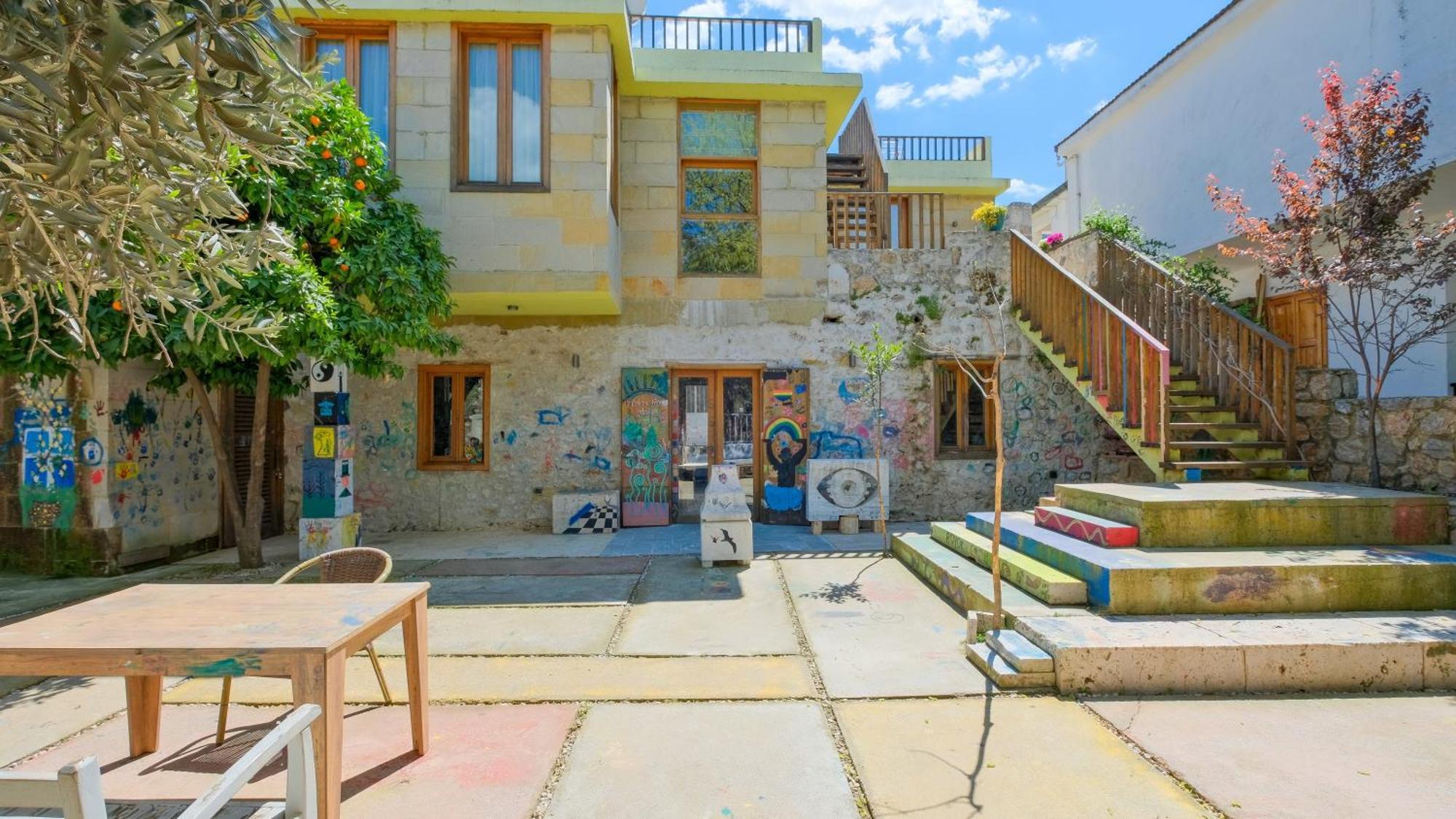 Bed & Breakfast Uezuemlue Evleri