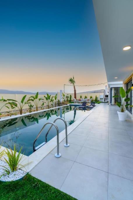 Seashell House - Private, Luxury, Pool, Sauna Villa *