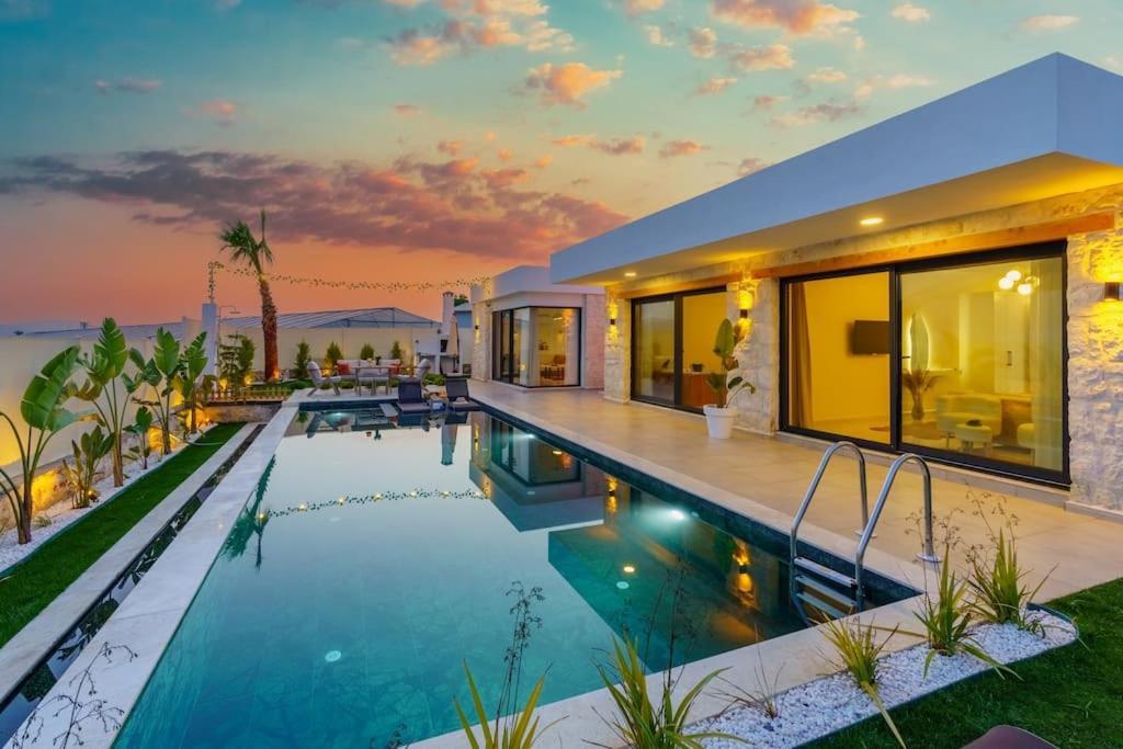Seashell House - Private, Luxury, Pool, Sauna