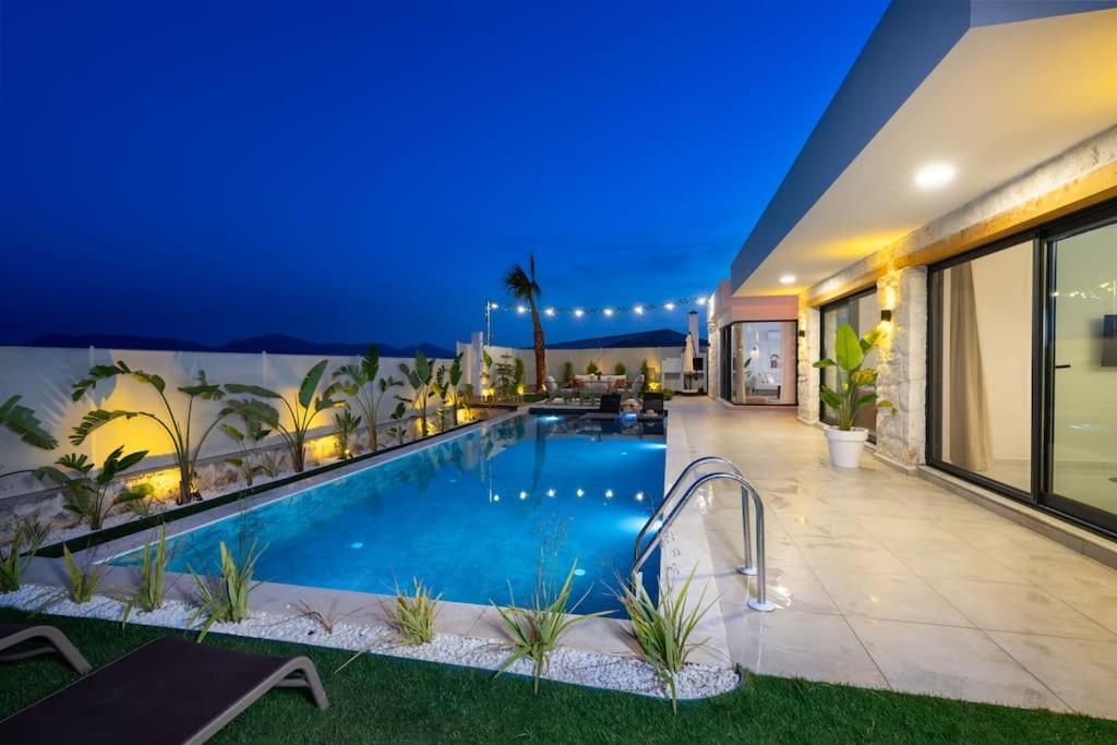 Seashell House - Private, Luxury, Pool, Sauna Villa