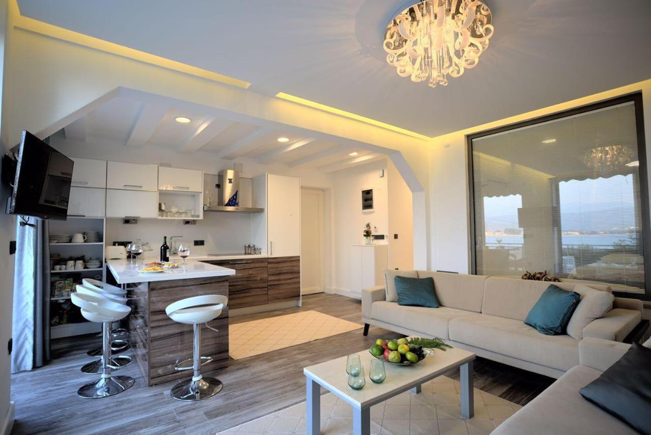 Ada Villa *