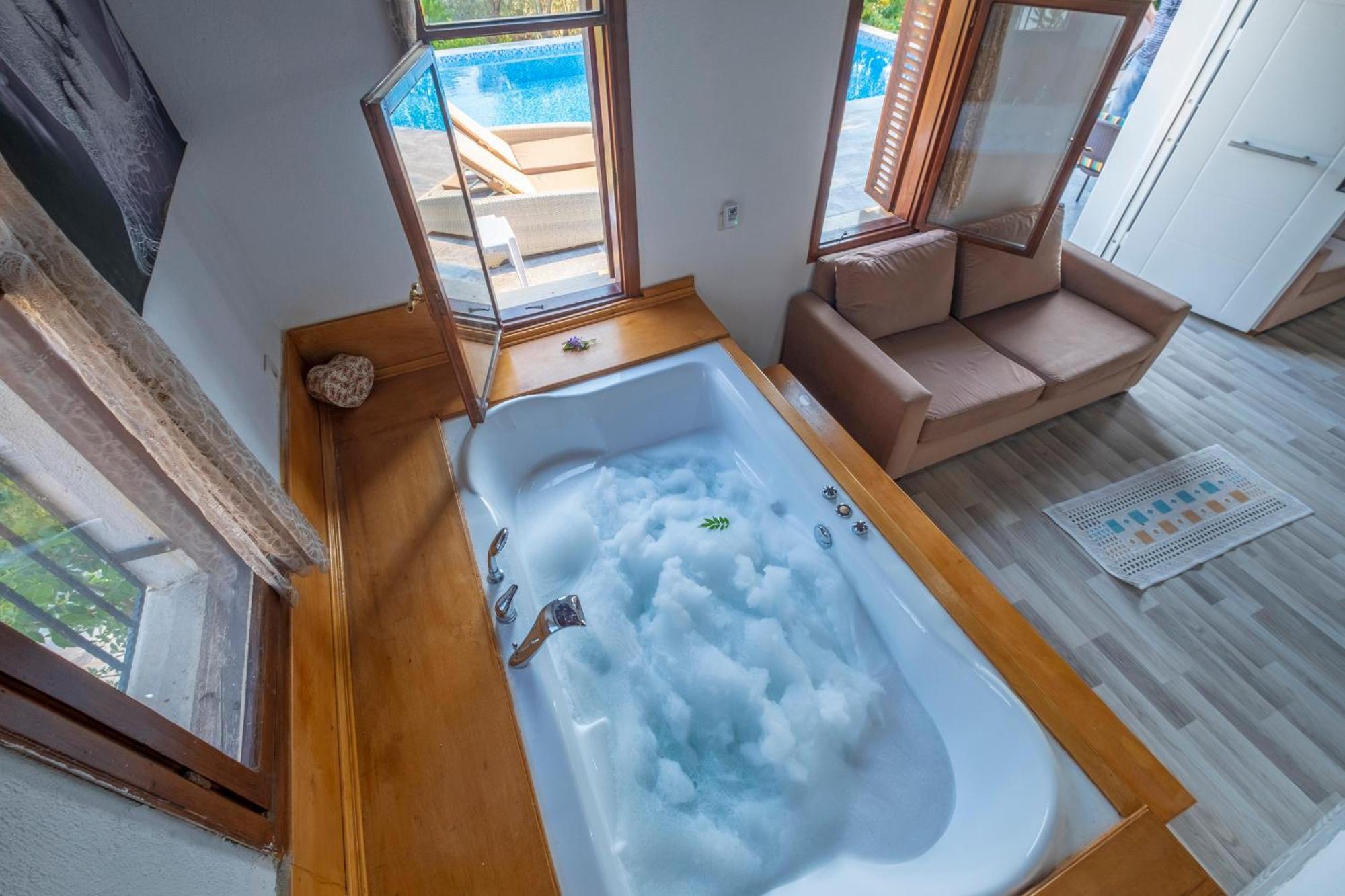 Rose Garden With Private Pool And Jacuzzi