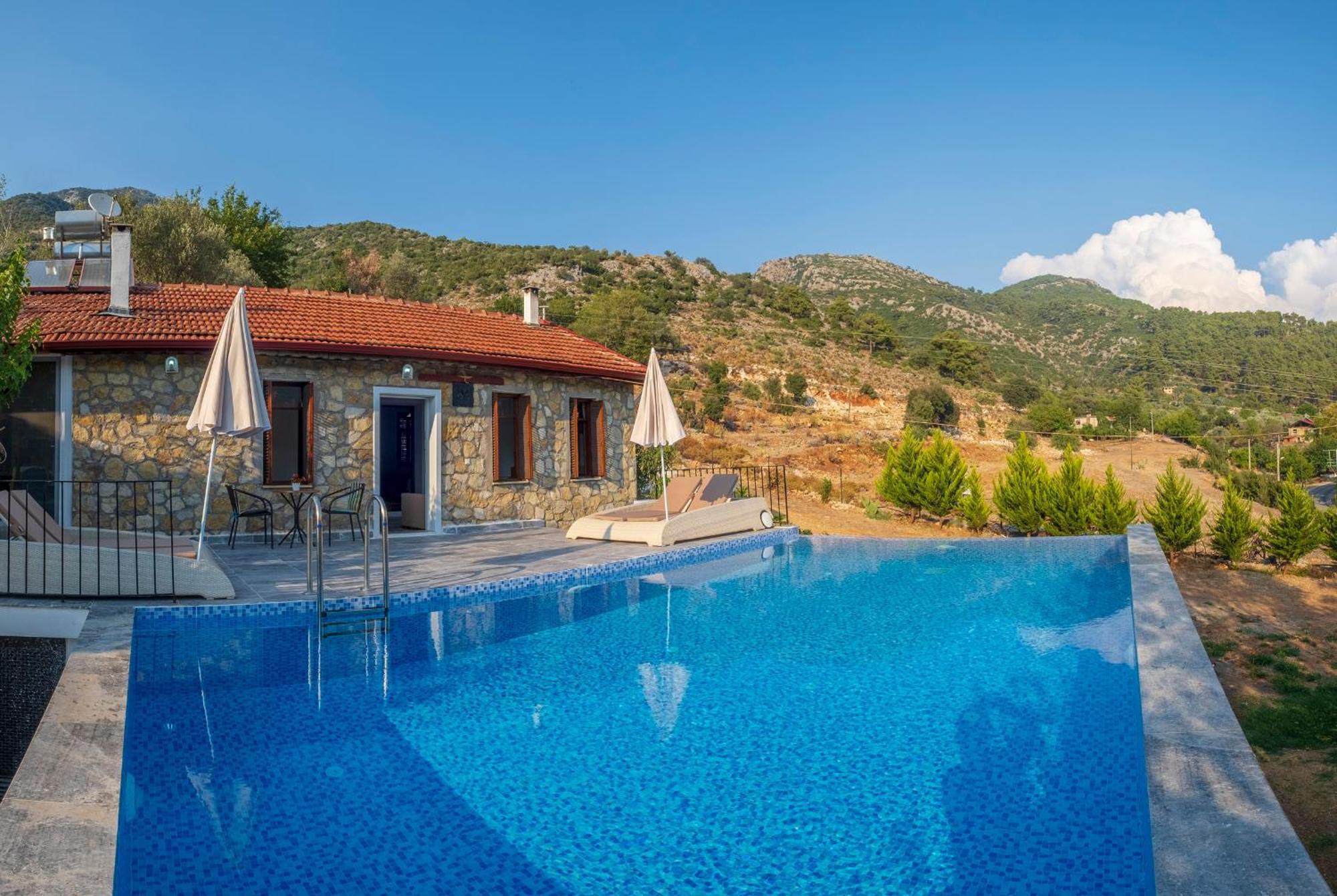 Rose Garden With Private Pool And Jacuzzi *