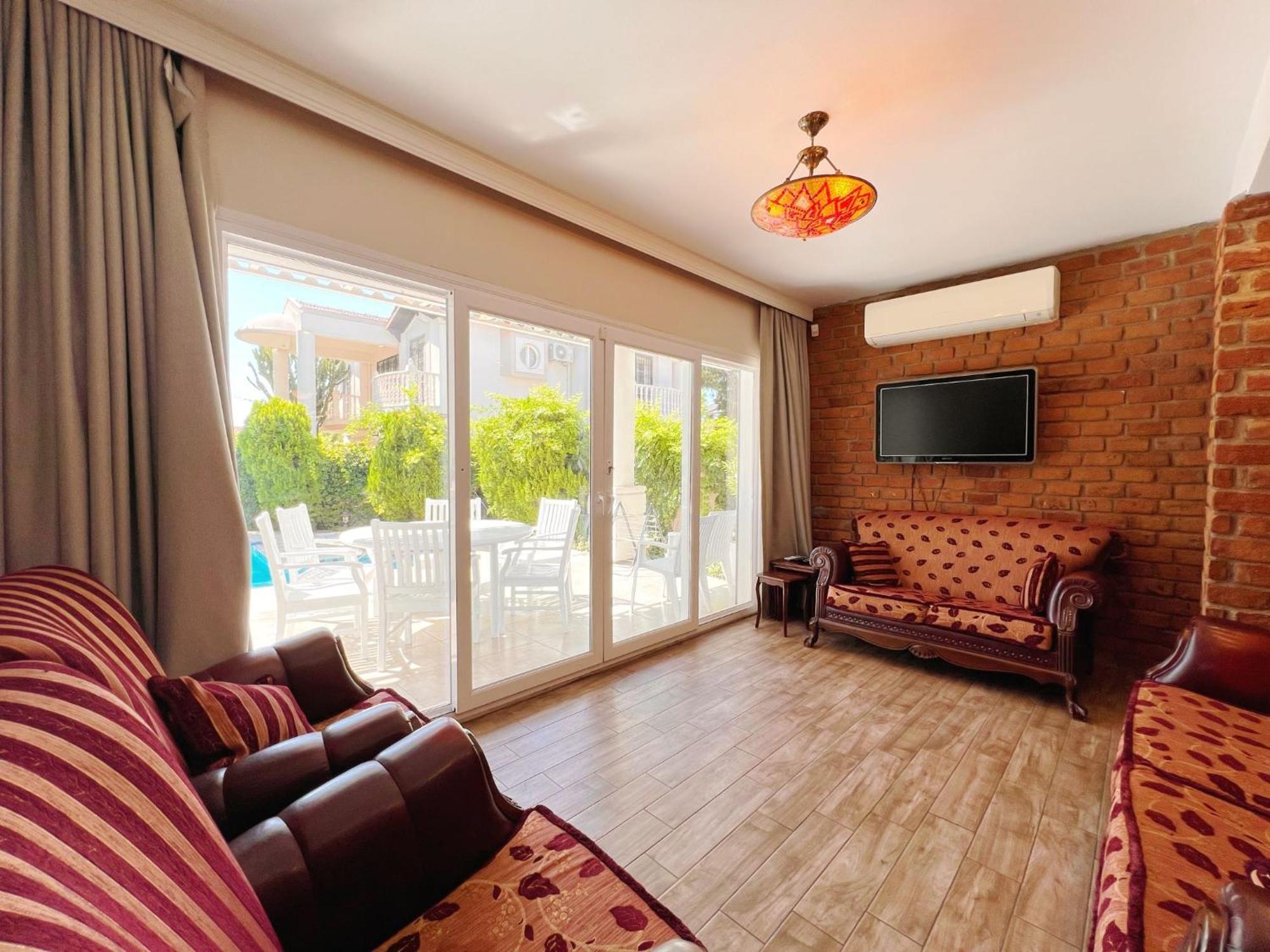 Villa Center