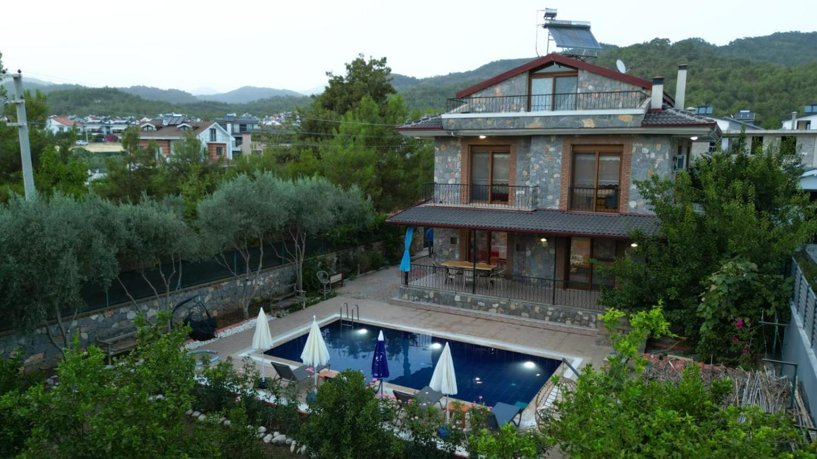 Lueks Bahceli Oezel Havuzlu Villa *