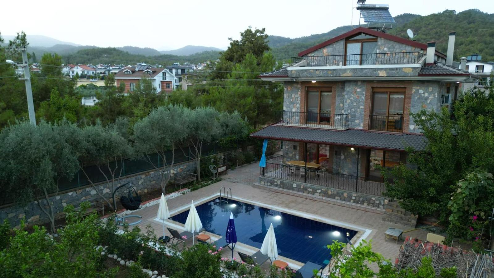 Lueks Bahceli Oezel Havuzlu Fethiye