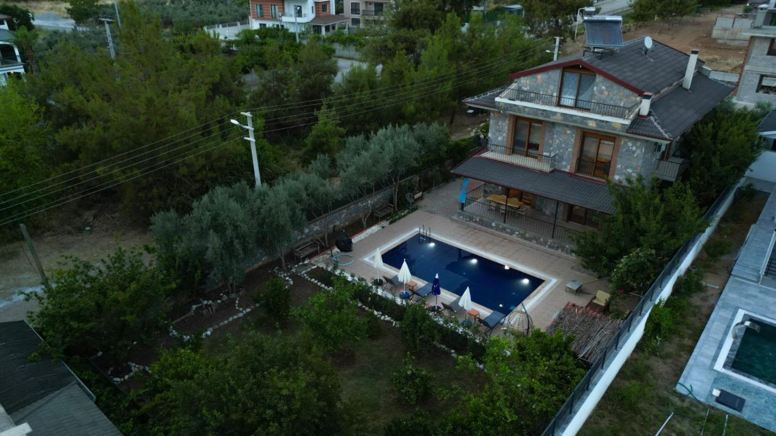 Lueks Bahceli Oezel Havuzlu * Fethiye