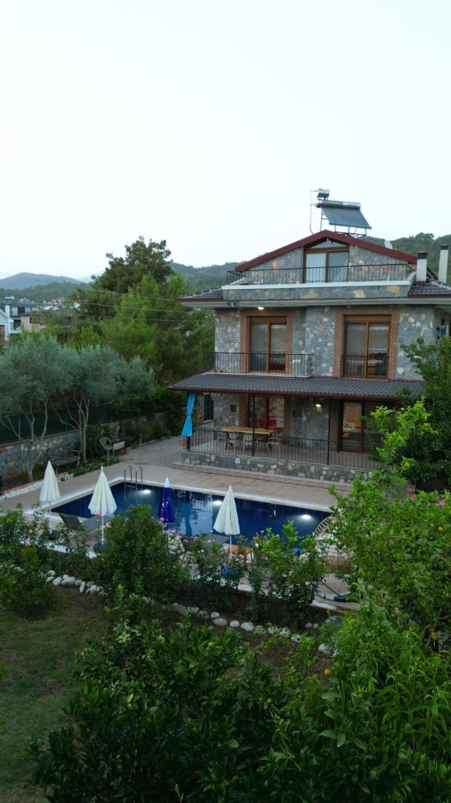 Villa Lueks Bahceli Oezel Havuzlu *