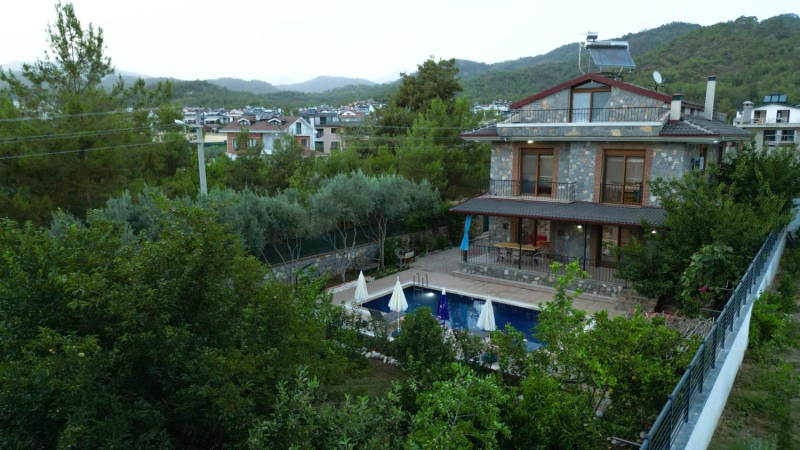 Lueks Bahceli Oezel Havuzlu * Fethiye