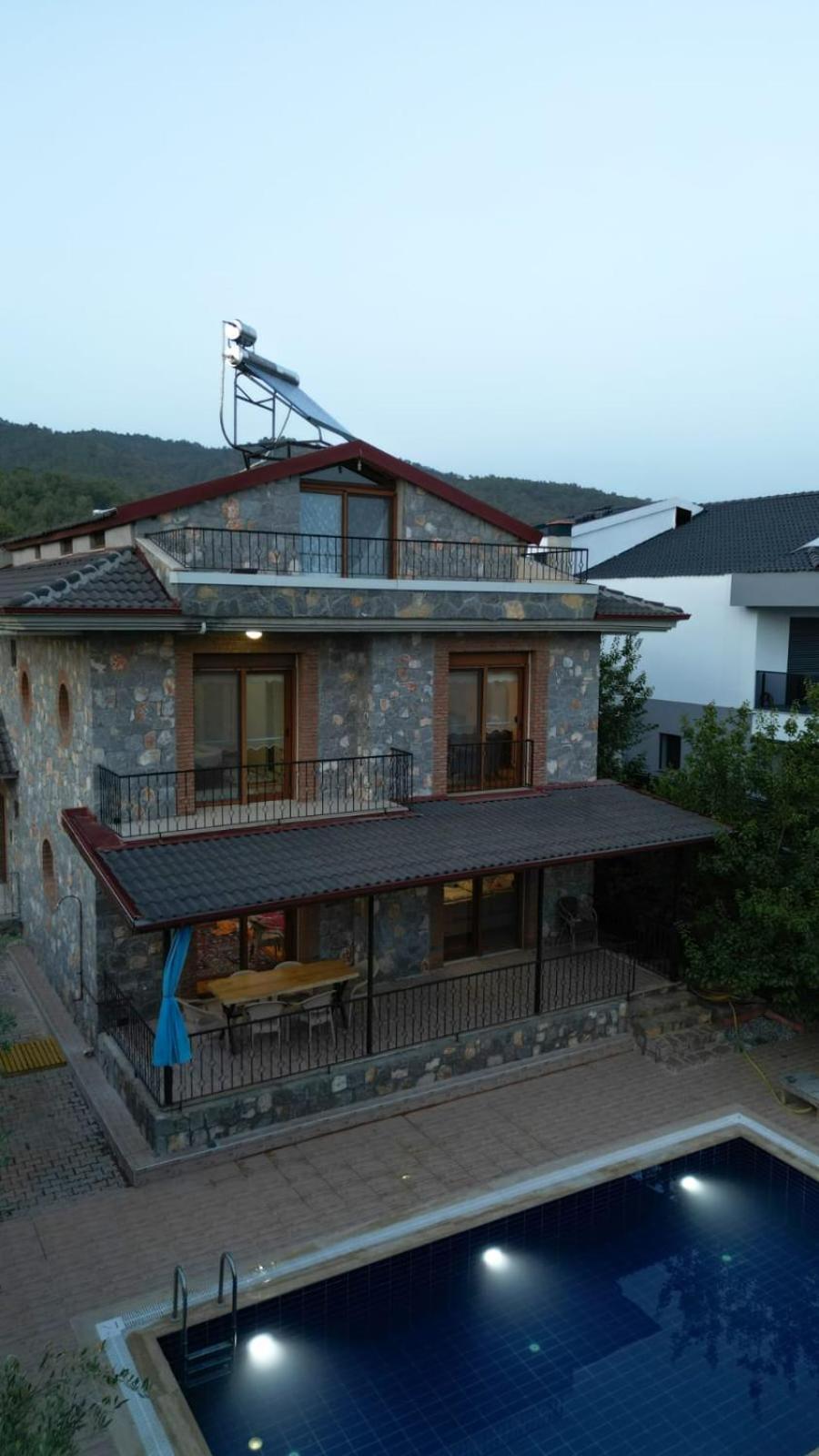 Villa Lueks Bahceli Oezel Havuzlu