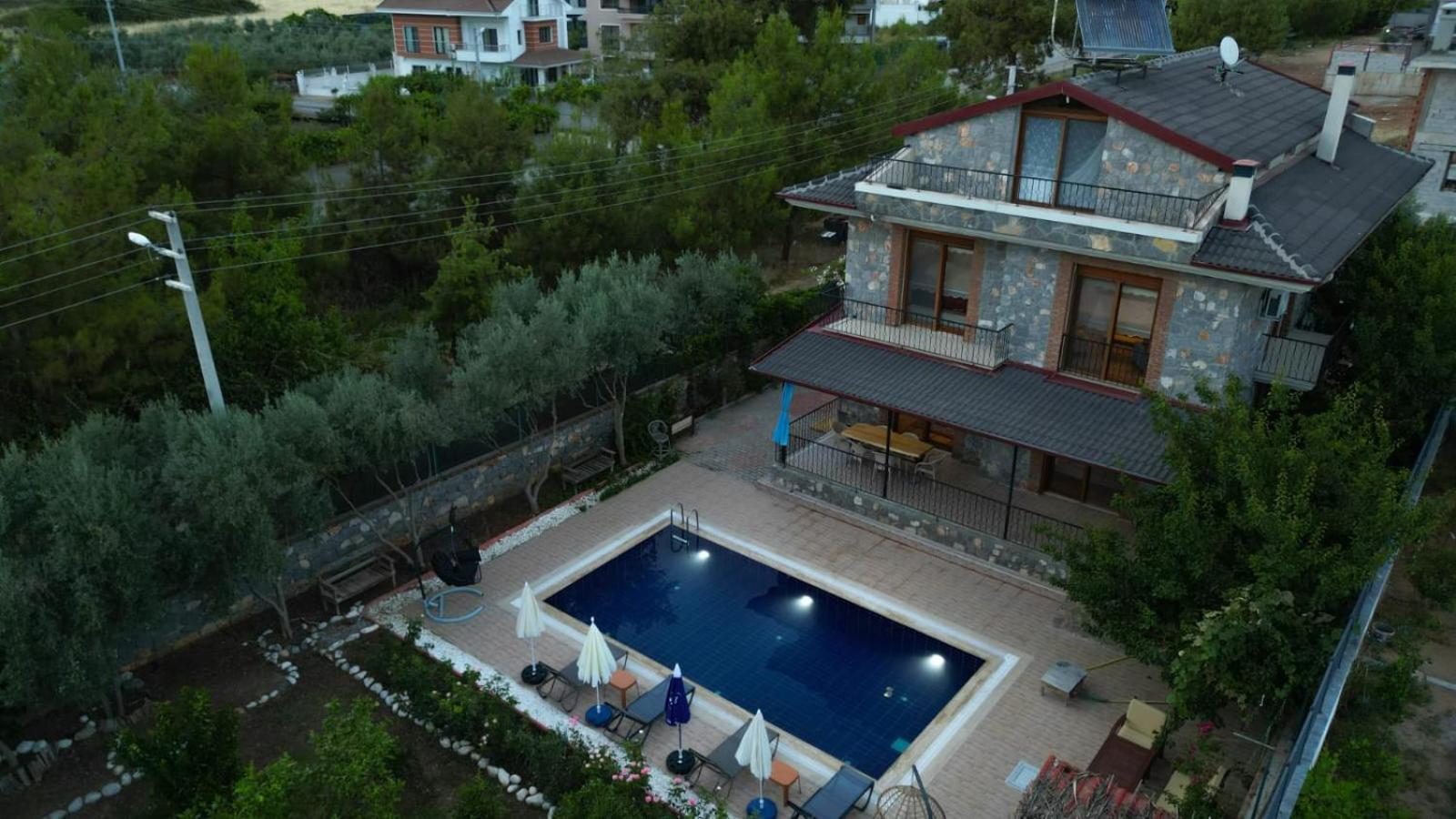 Lueks Bahceli Oezel Havuzlu Villa